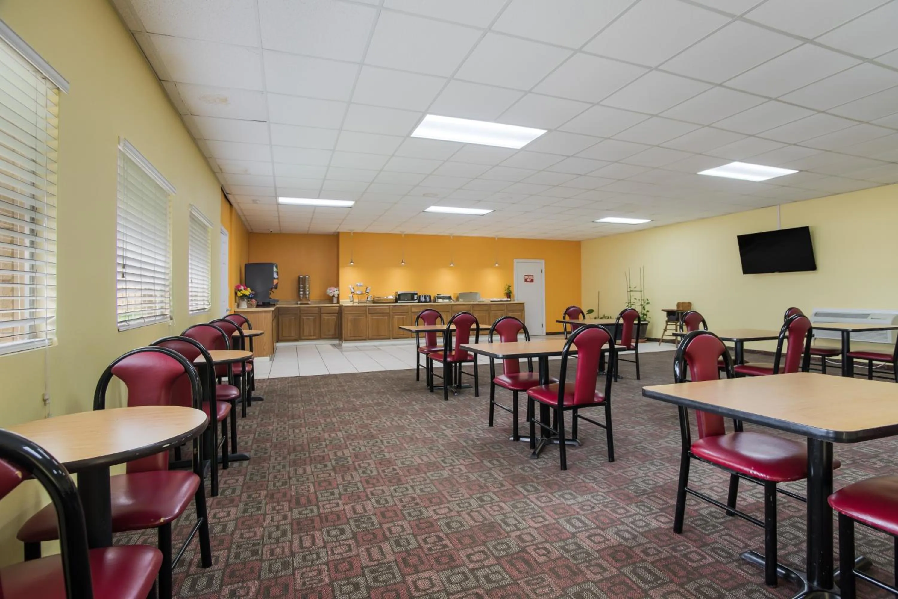 Restaurant/places to eat in Americas Best Value Inn Tulsa I-44