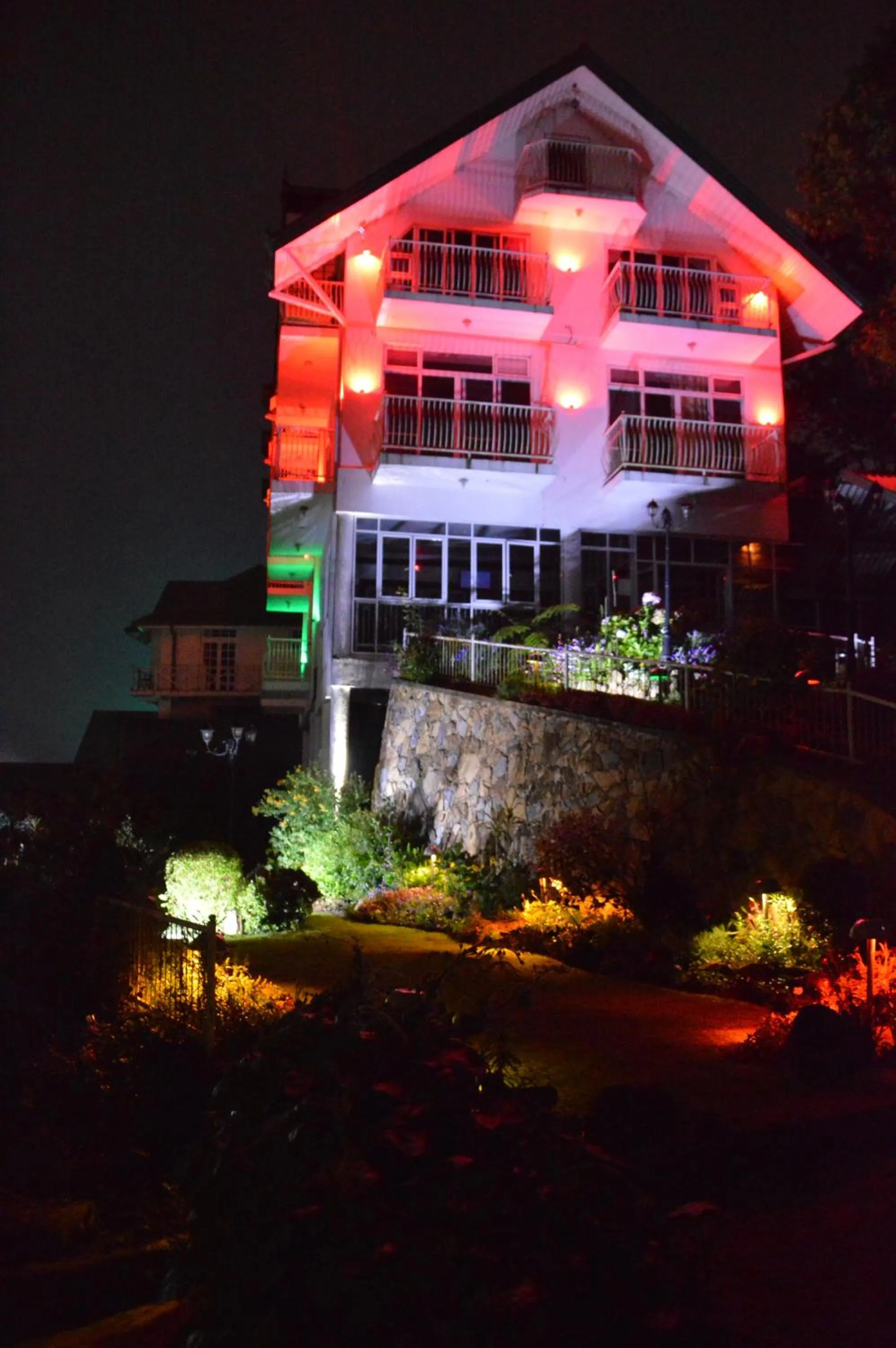Property building in Misty Paradise of Lake Gregory