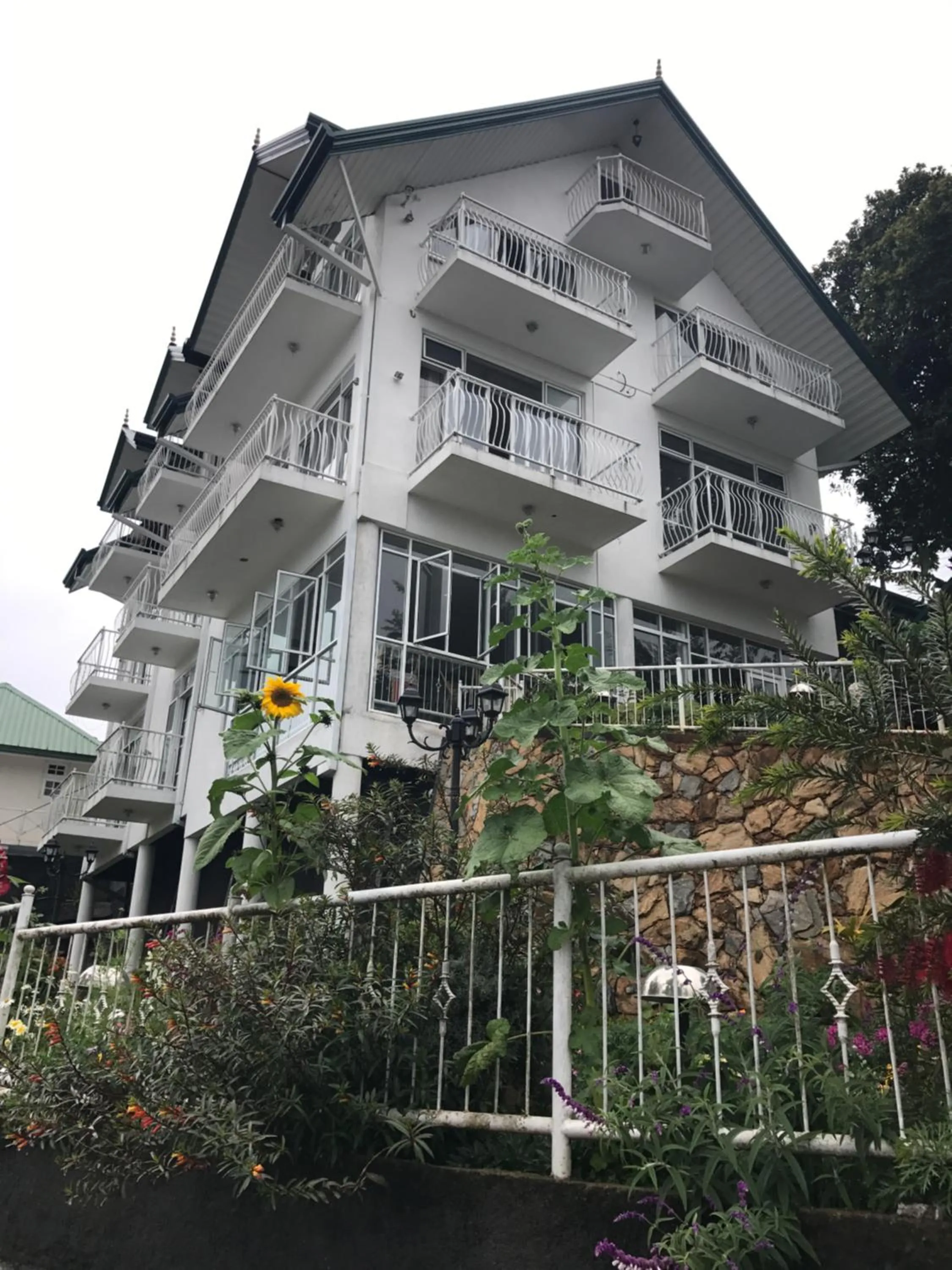 Facade/entrance in Misty Paradise of Lake Gregory