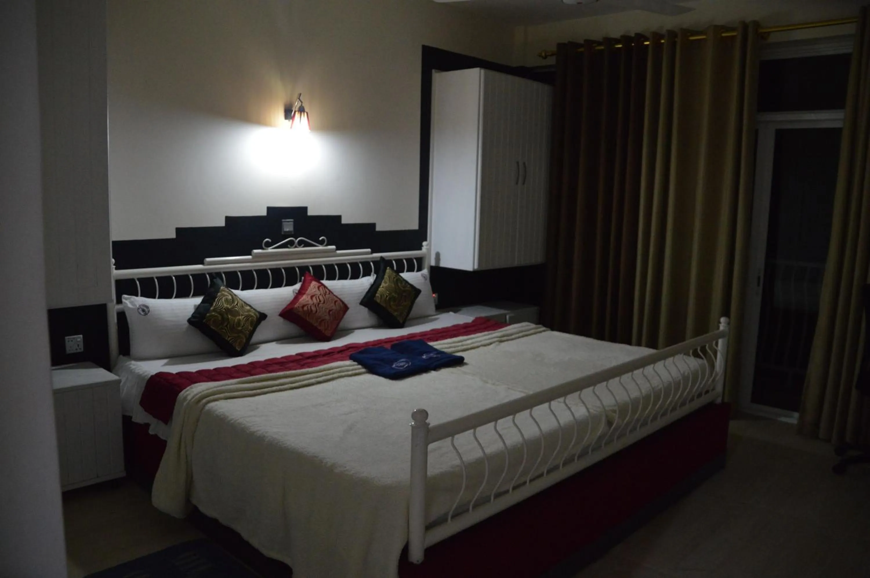 Bed in Misty Paradise of Lake Gregory