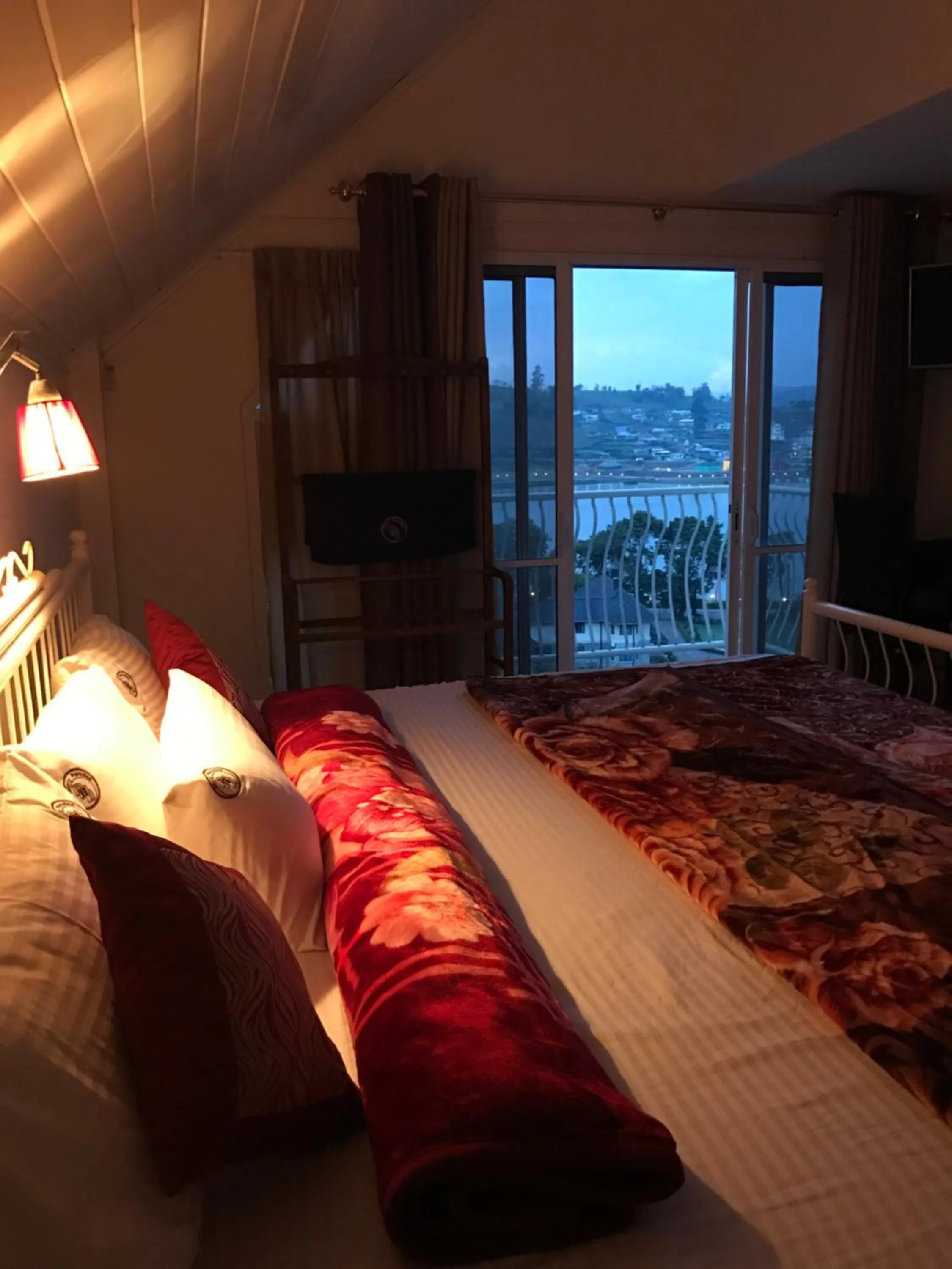 Balcony/Terrace, Bed in Misty Paradise of Lake Gregory