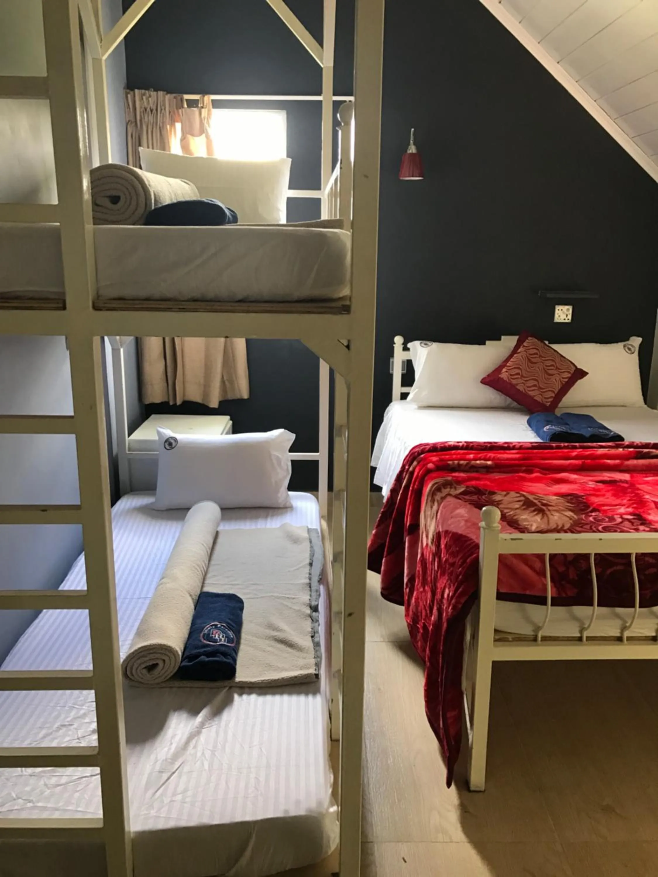 Bedroom, Bed in Misty Paradise of Lake Gregory