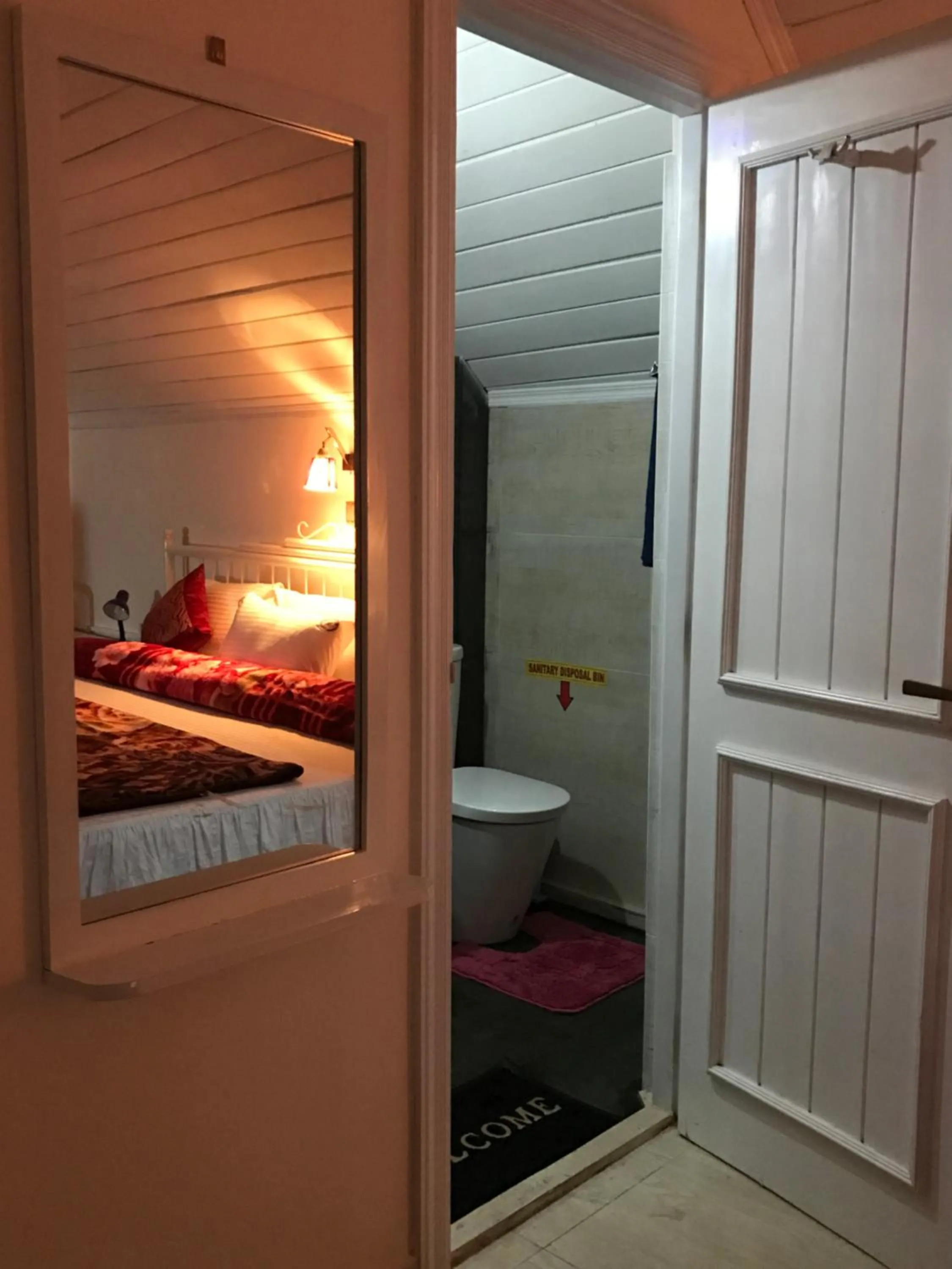 Shower, Bed in Misty Paradise of Lake Gregory