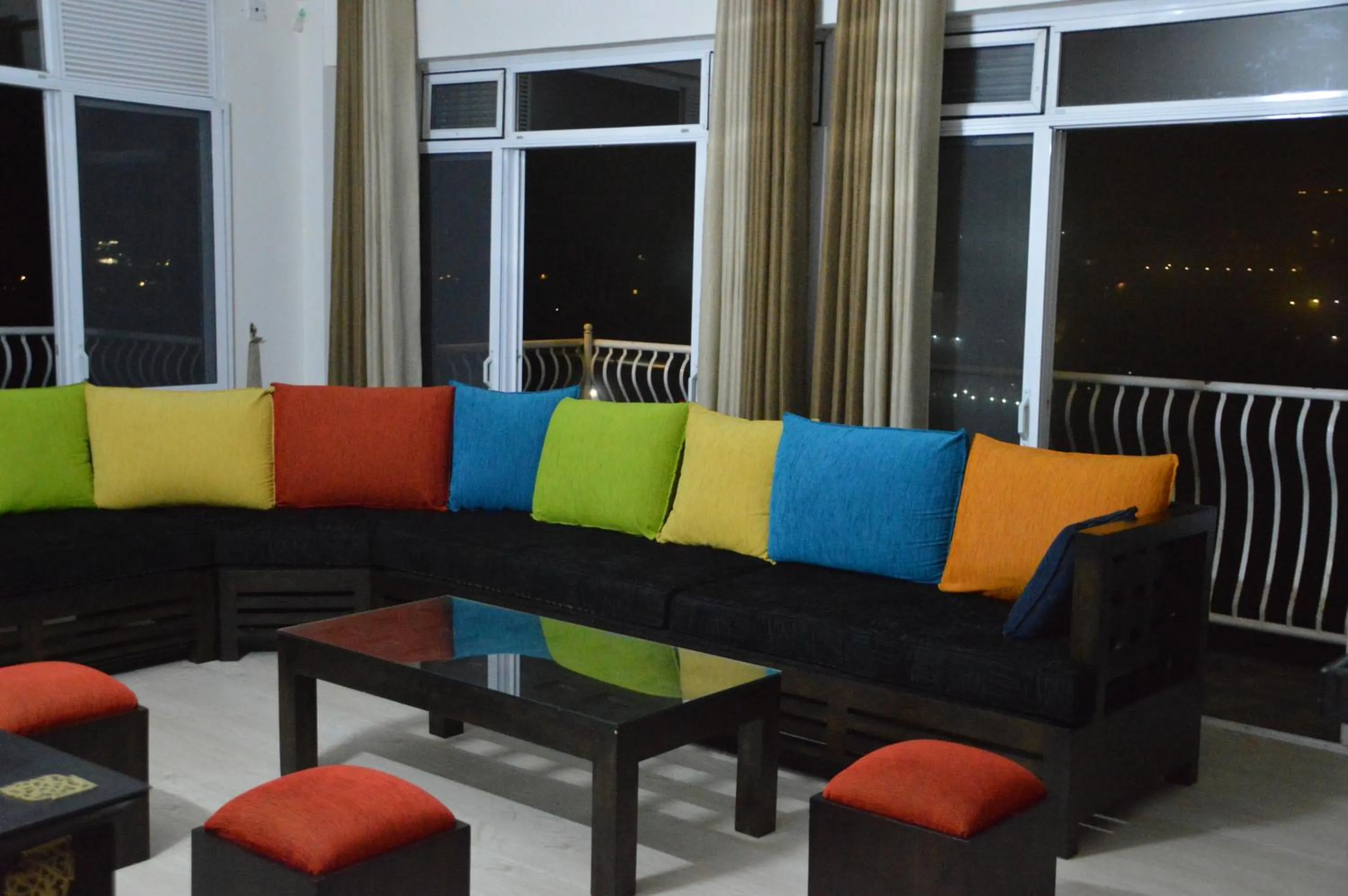 Communal lounge/ TV room in Misty Paradise of Lake Gregory