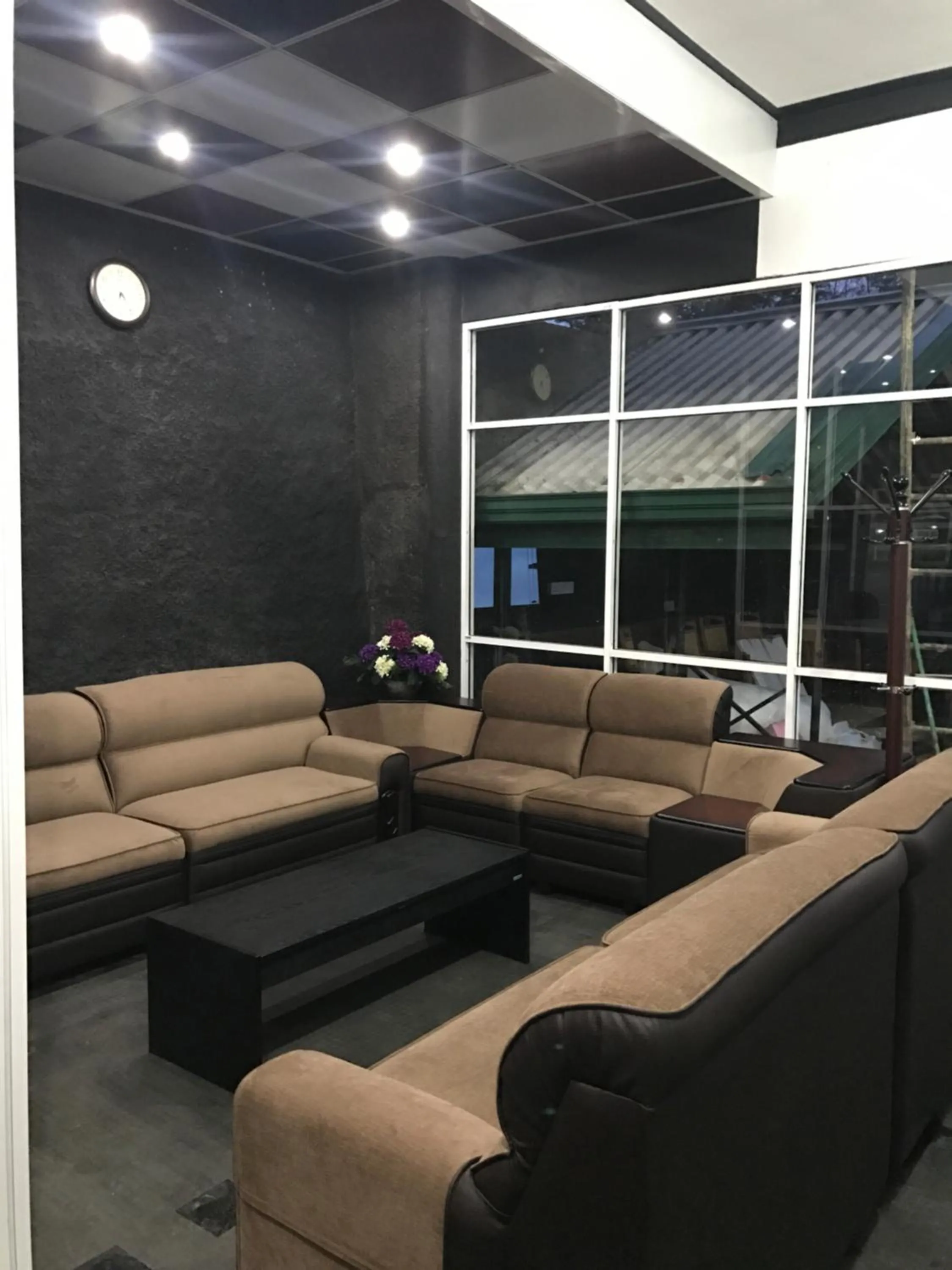 Living room in Misty Paradise of Lake Gregory