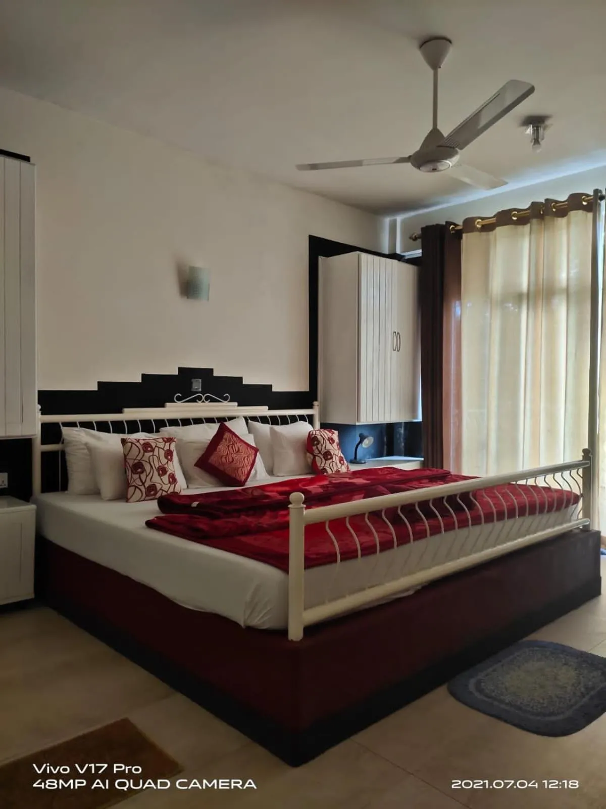 Bedroom, Bed in Misty Paradise of Lake Gregory