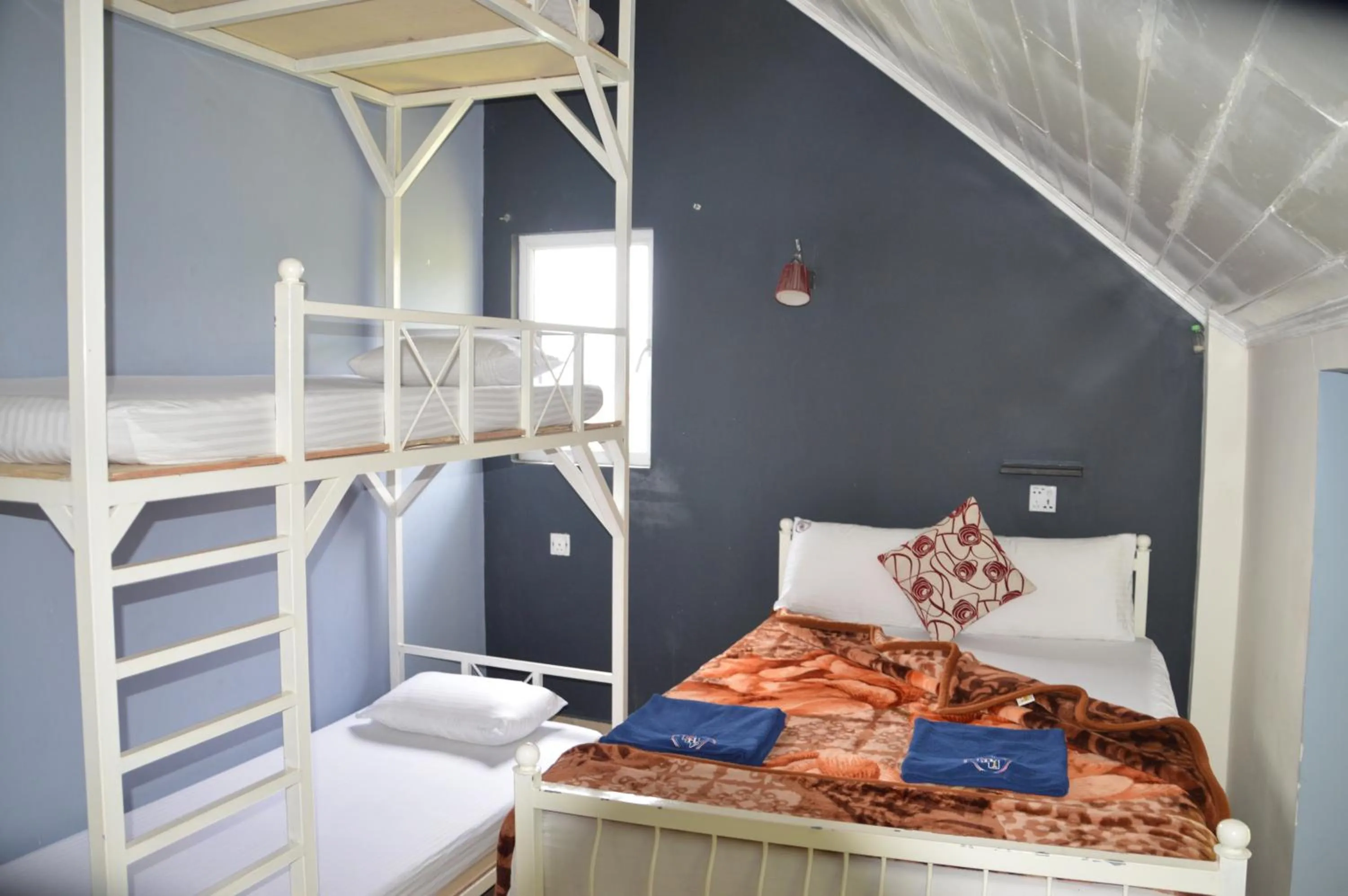 Bedroom, Bed in Misty Paradise of Lake Gregory
