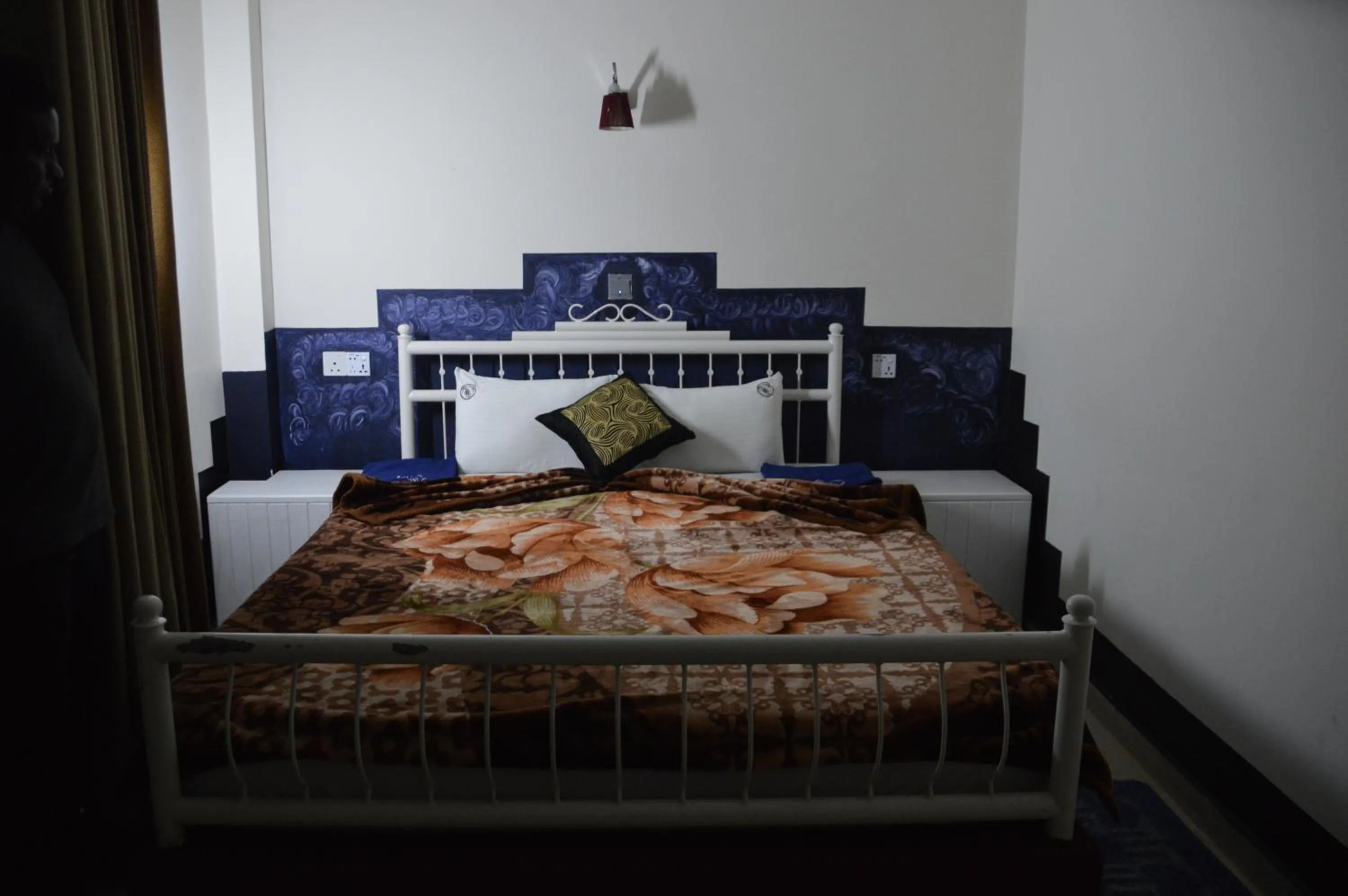 Bed in Misty Paradise of Lake Gregory