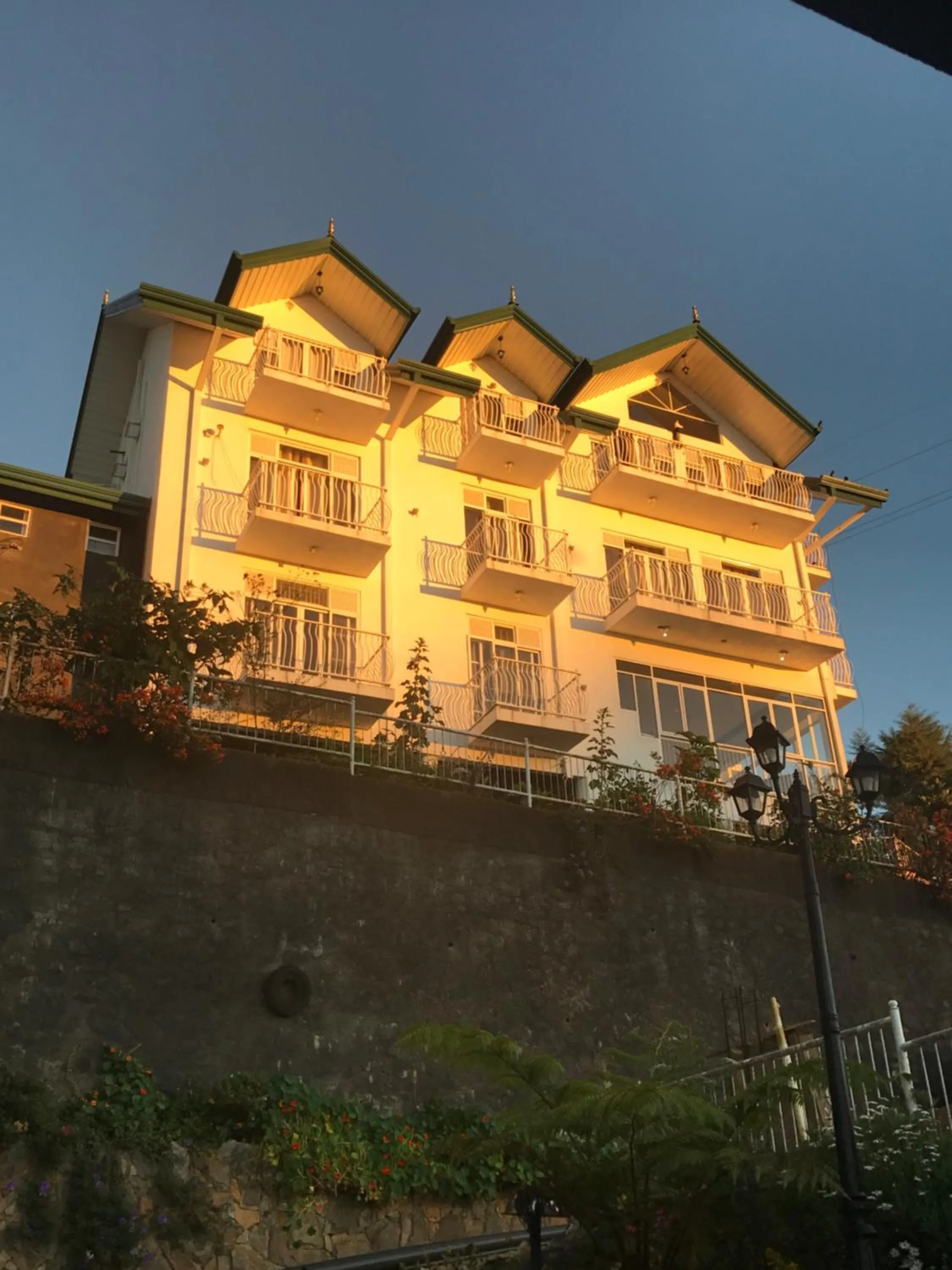 Facade/entrance in Misty Paradise of Lake Gregory
