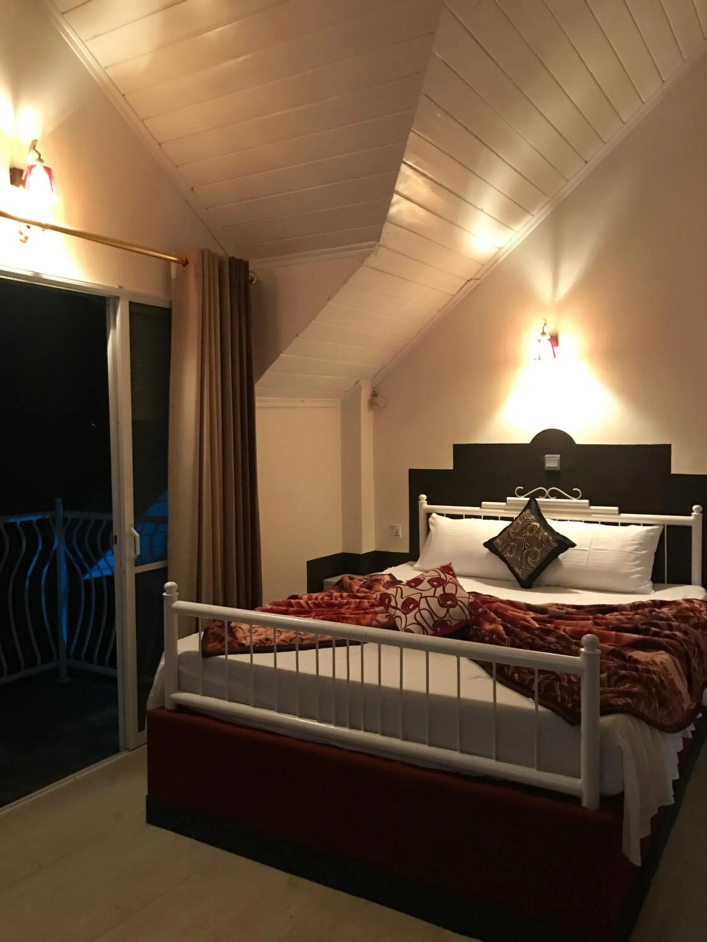Bedroom, Bed in Misty Paradise of Lake Gregory