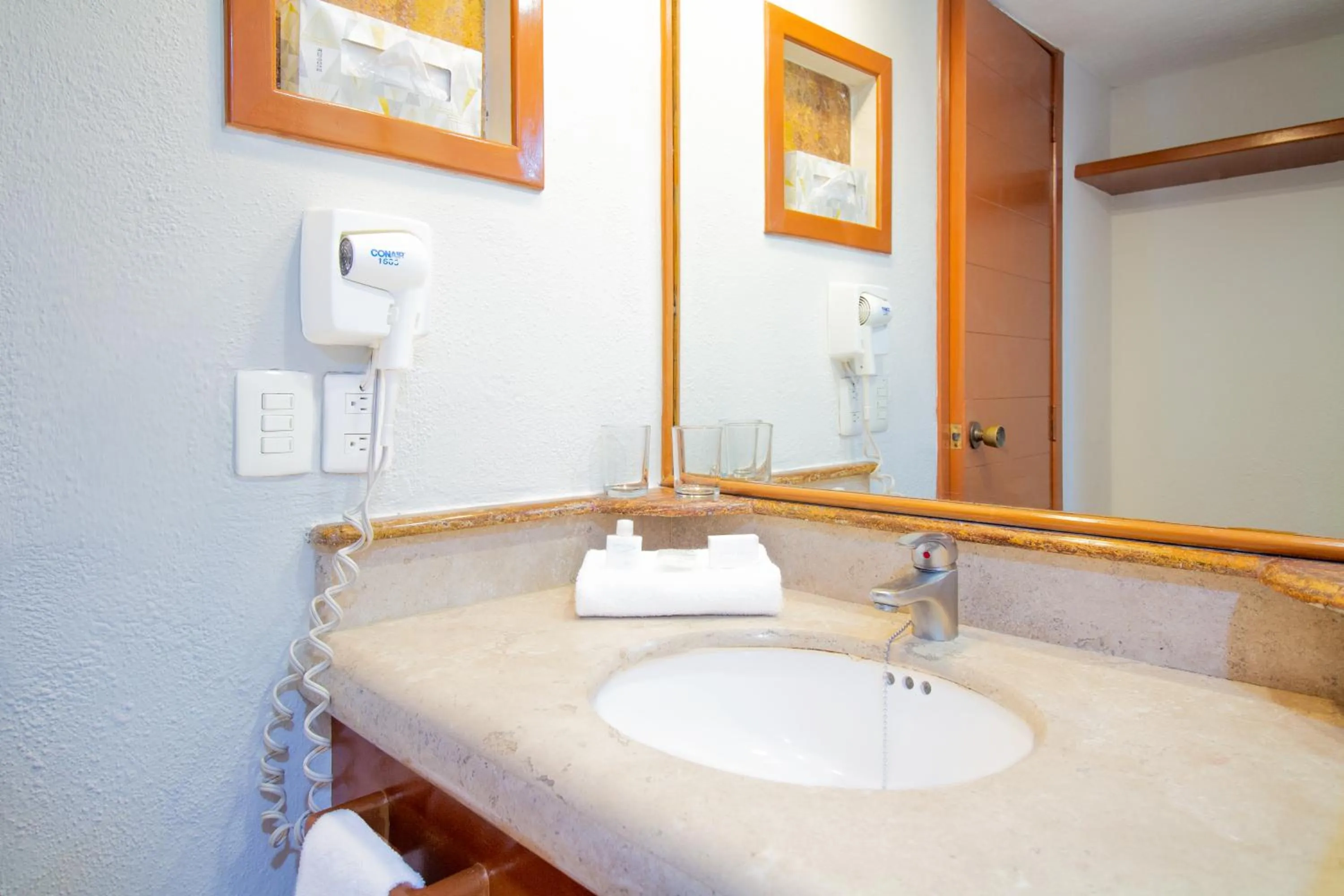 Bathroom in Plaza Pelicanos Club Beach Resort All Inclusive