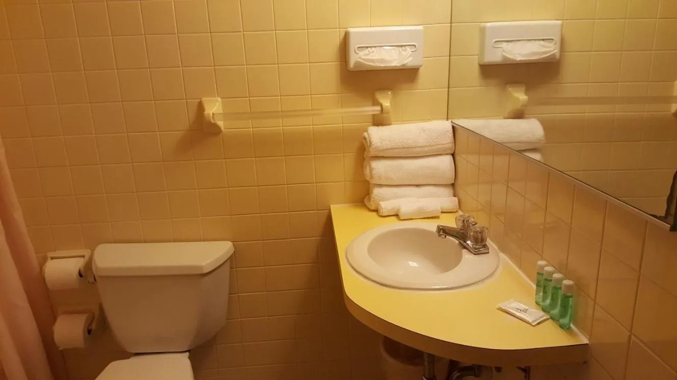 Bathroom in Scottish Inns Niagara Falls