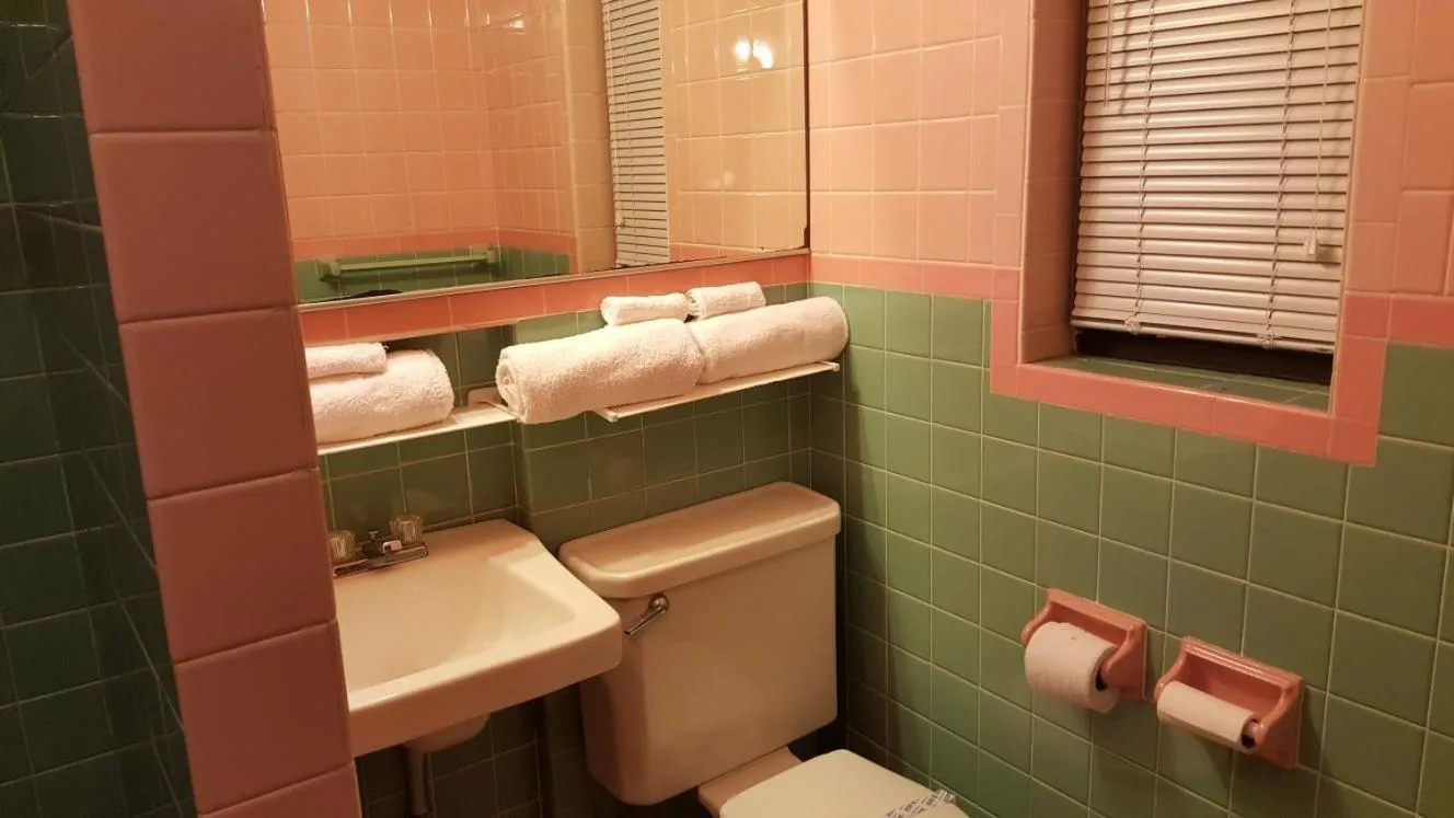 Bathroom in Scottish Inns Niagara Falls