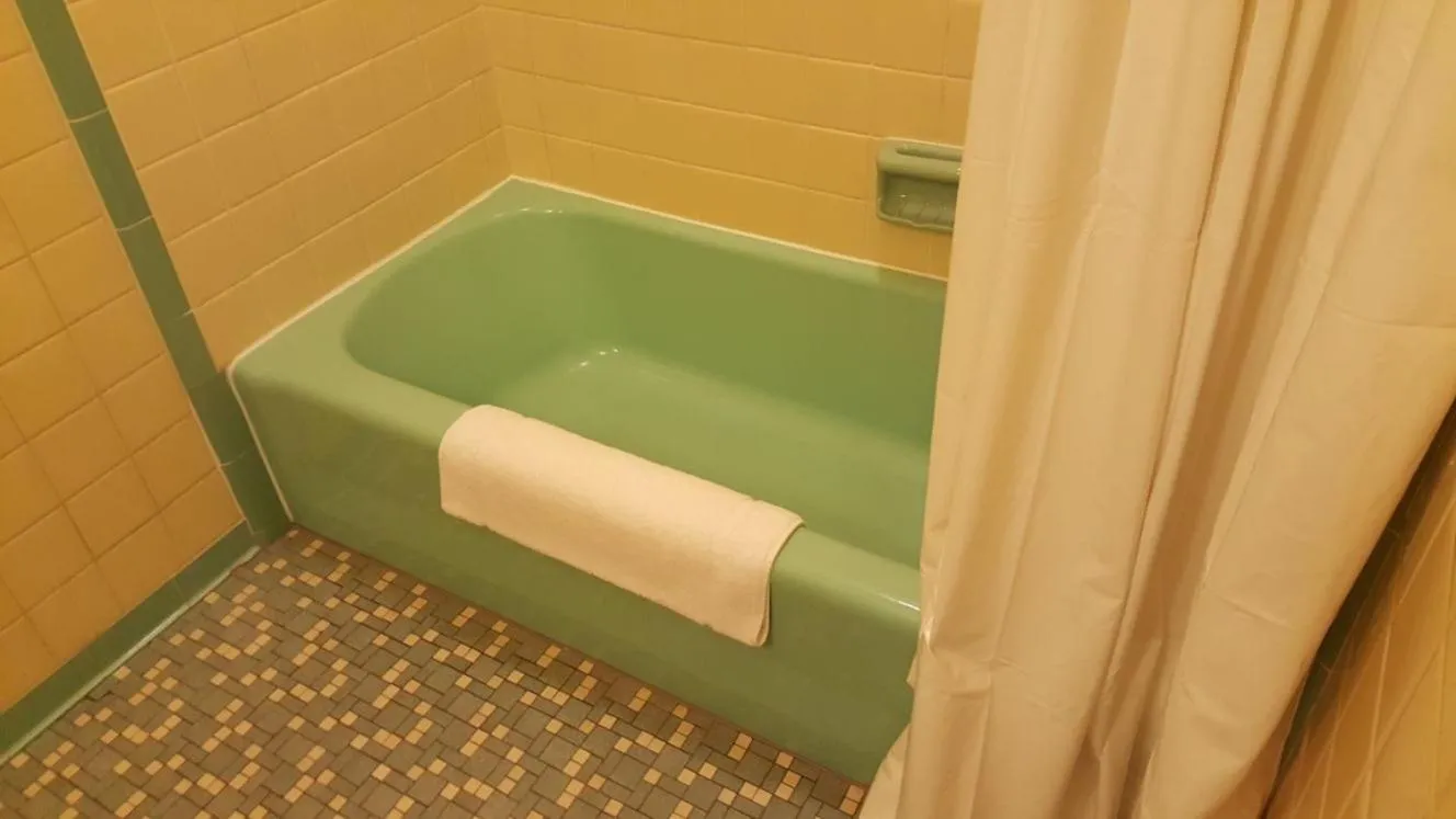 Bathroom in Scottish Inns Niagara Falls