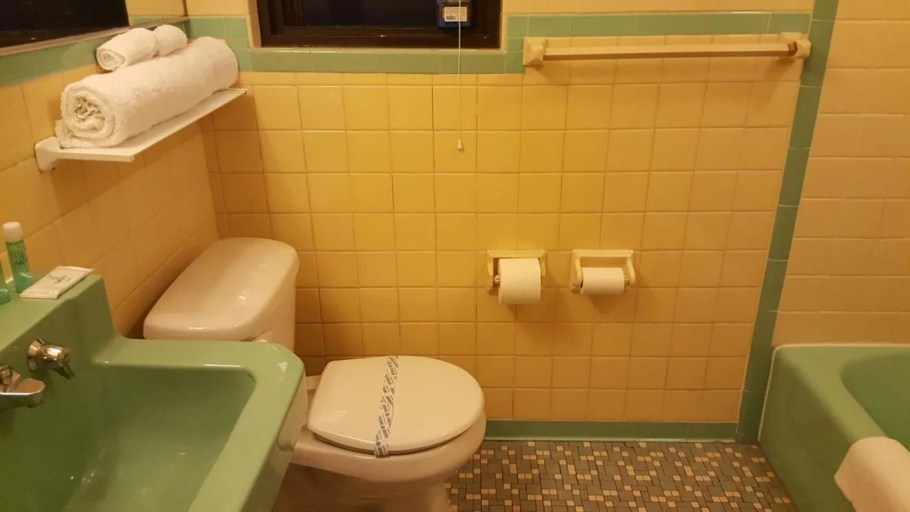 Bathroom in Scottish Inns Niagara Falls