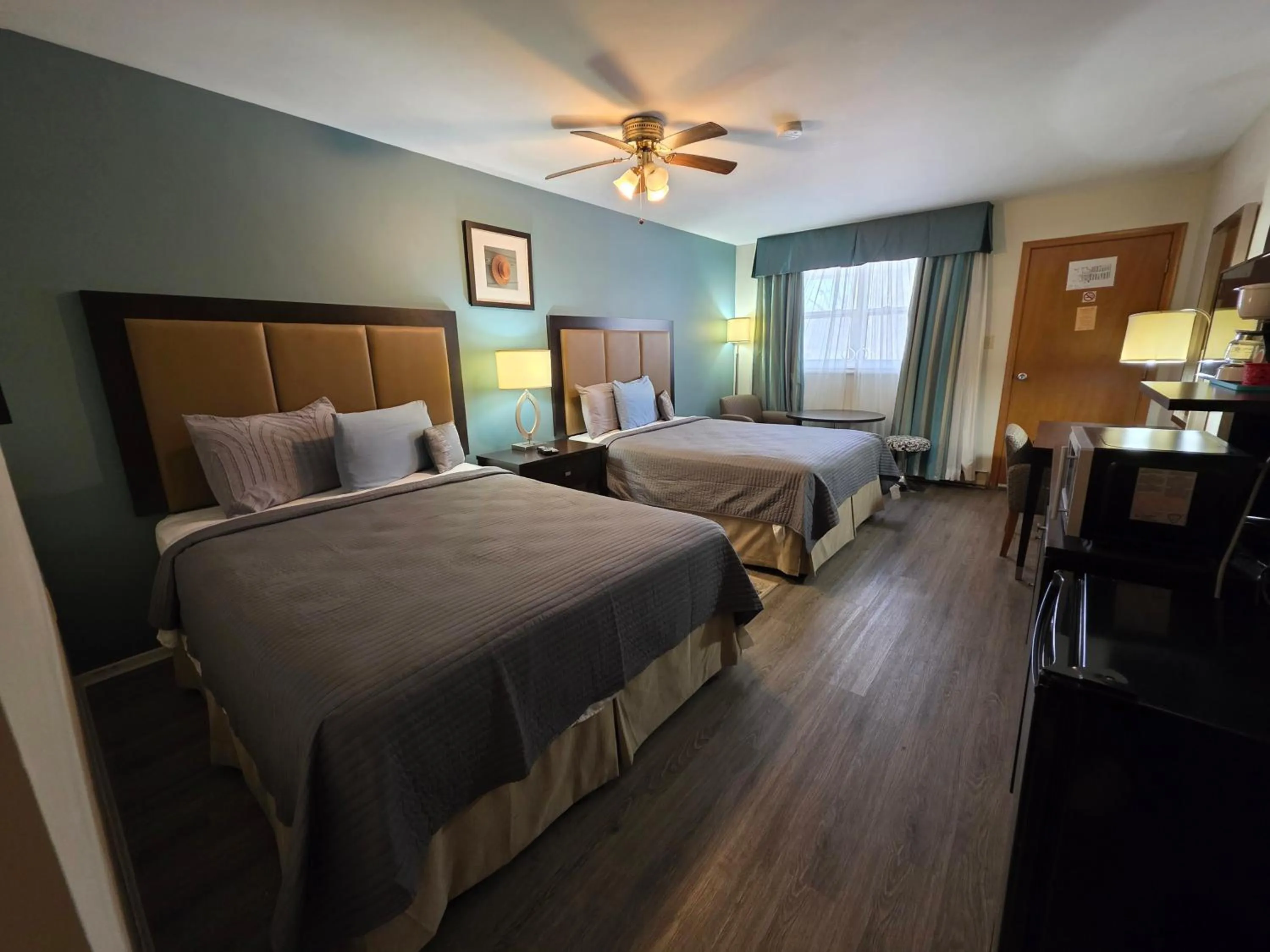 Bed in Shenstone Motor Inn and Restaurant