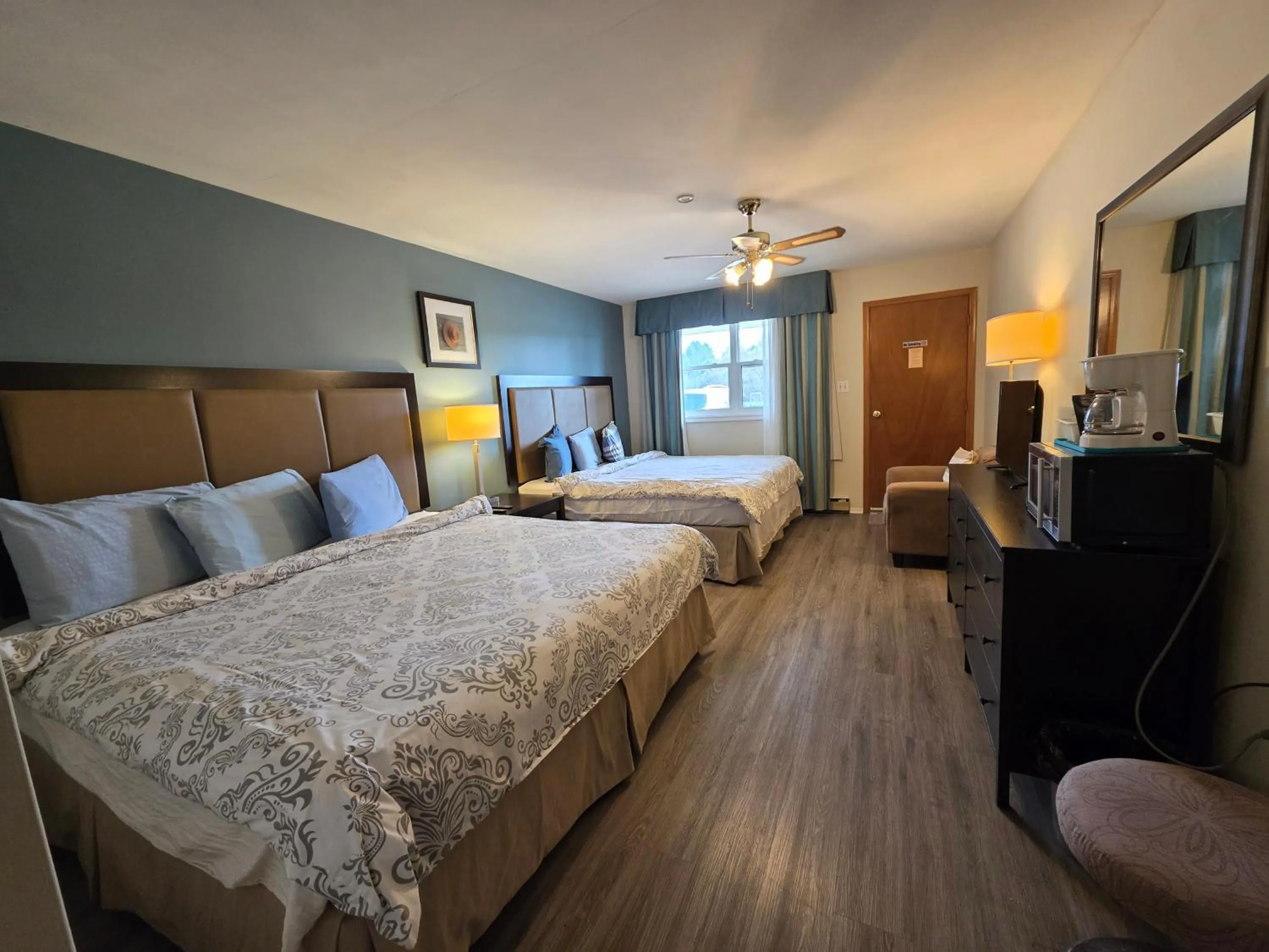 Bed in Shenstone Motor Inn and Restaurant