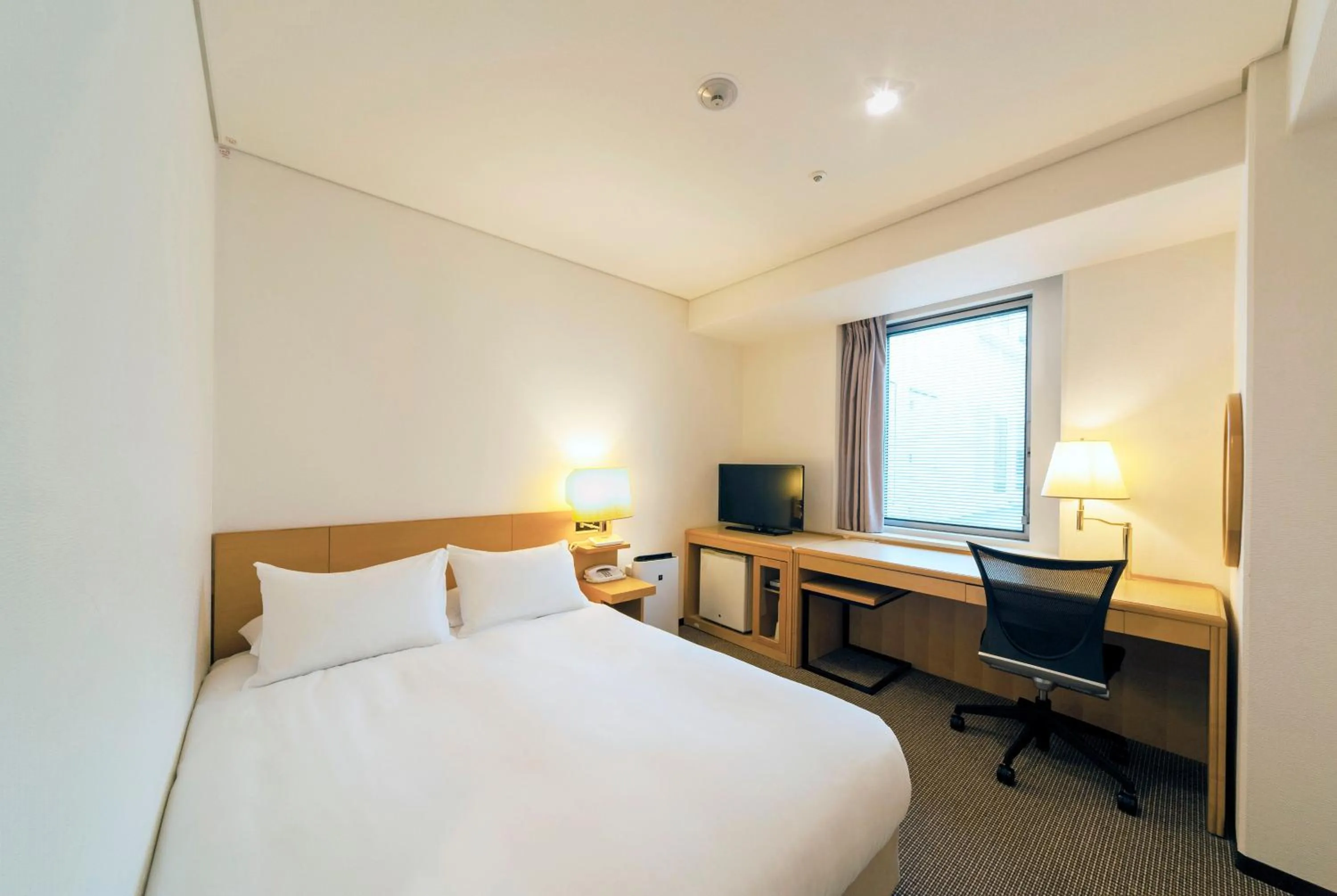 Photo of the whole room, Bed in Hotel Granvia Osaka-JR Hotel Group