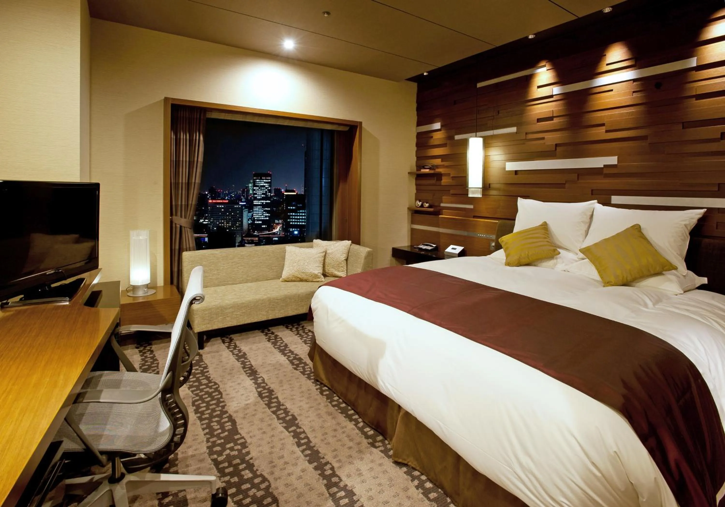 Photo of the whole room, Bed in Hotel Granvia Osaka-JR Hotel Group