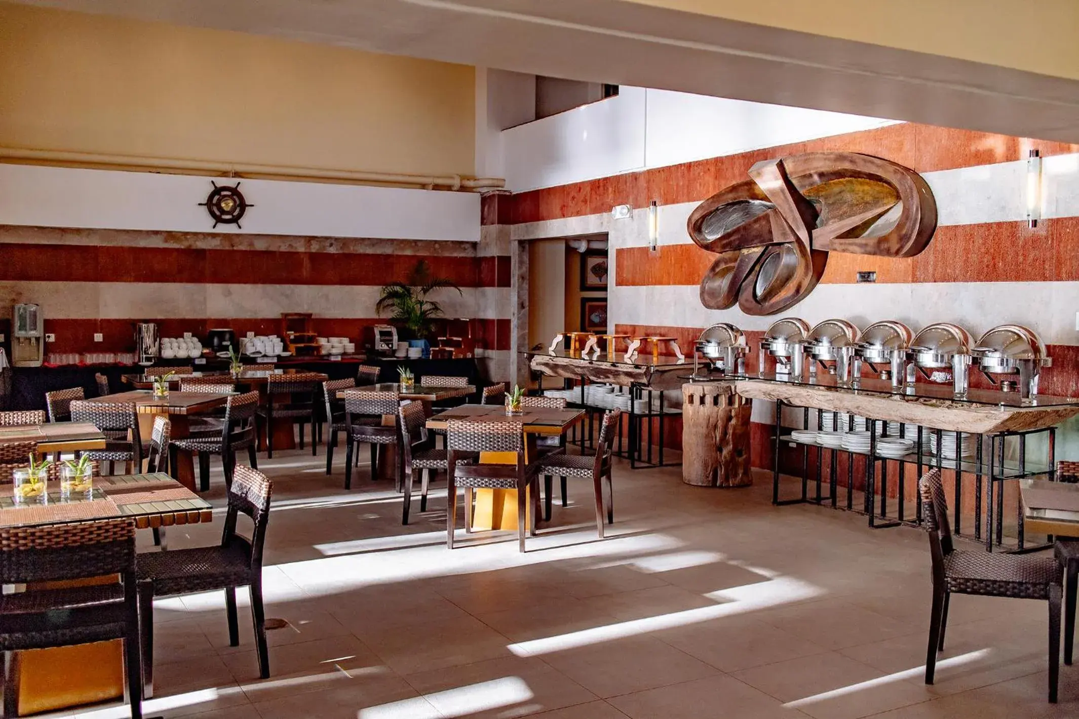 Restaurant/places to eat in Crown Regency Beach Resort Restaurant/places to eat in Crown Regency Beach Resort