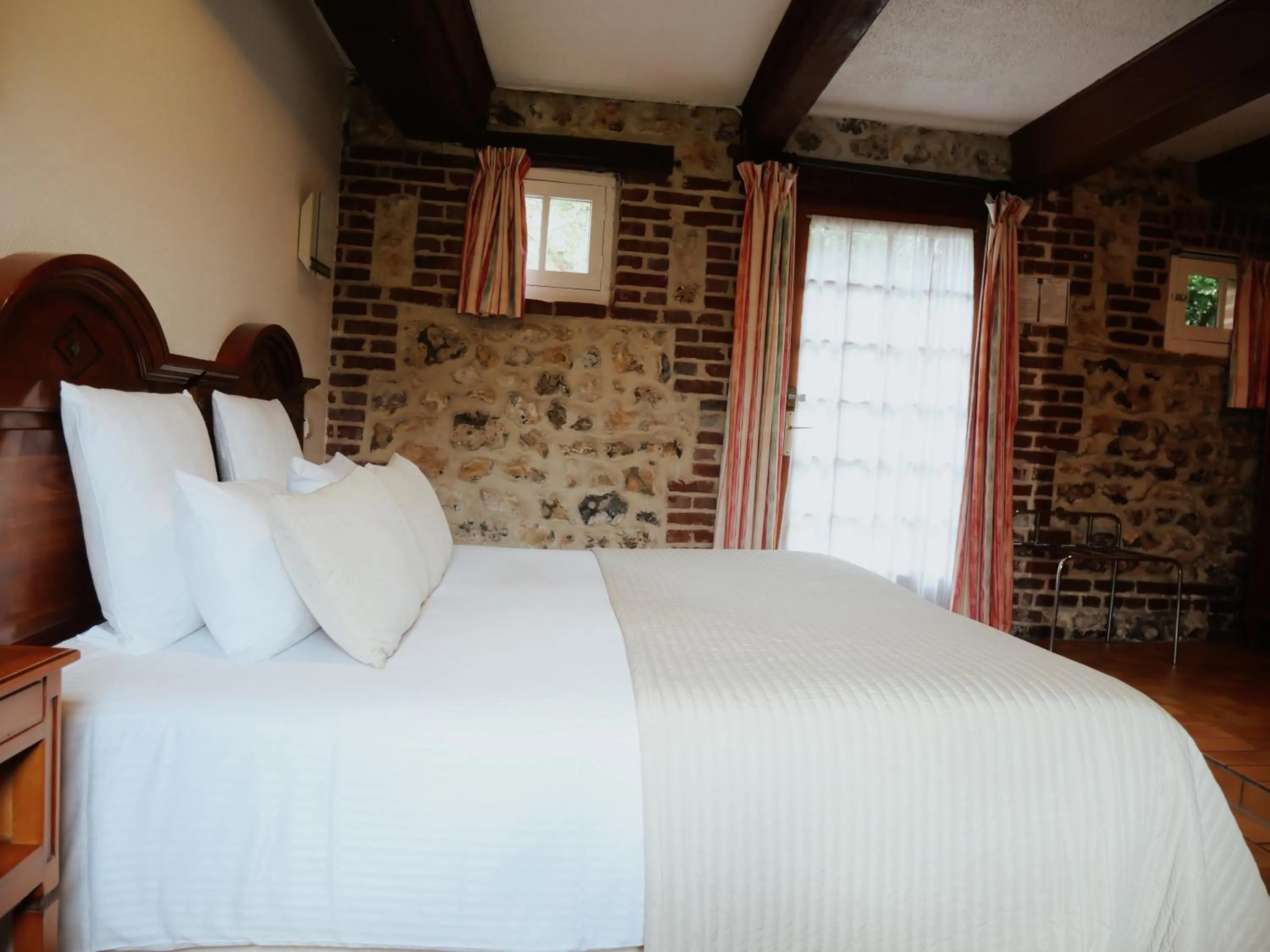 Bedroom, Bed in Logis Le Clos Deauville Saint Gatien