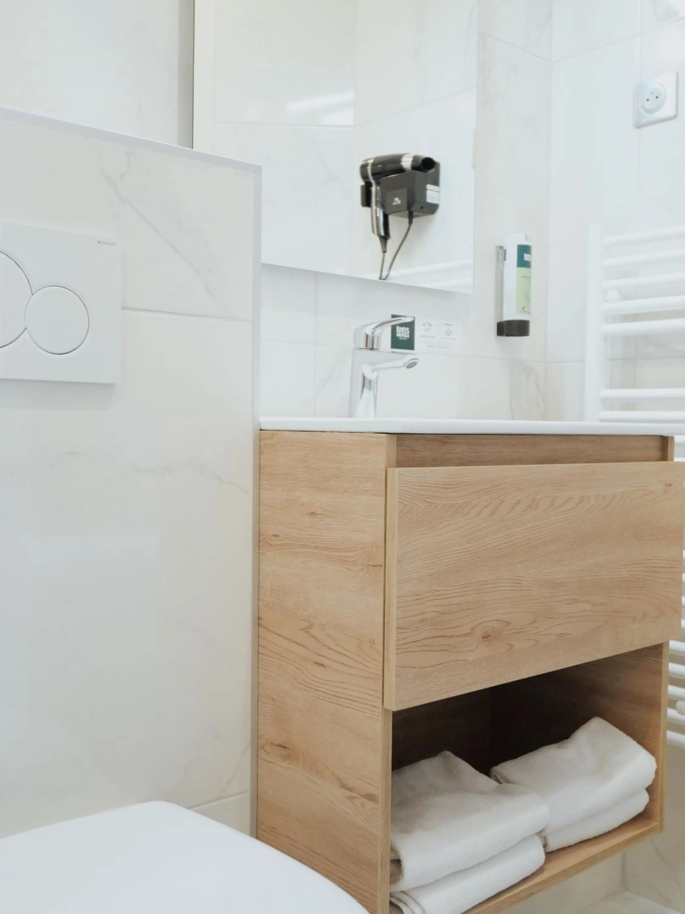 Bathroom, Bed in Logis Le Clos Deauville Saint Gatien