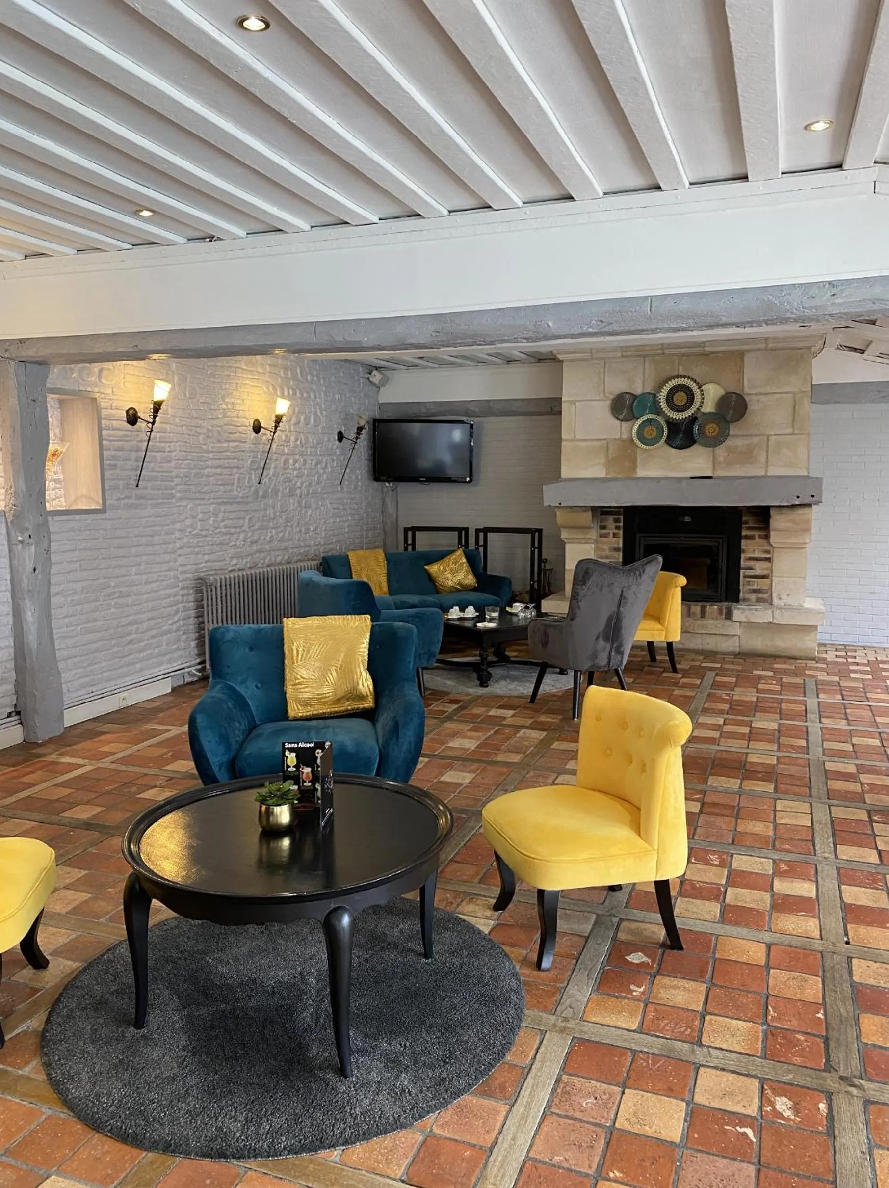 Lounge or bar in Logis Le Clos Deauville Saint Gatien