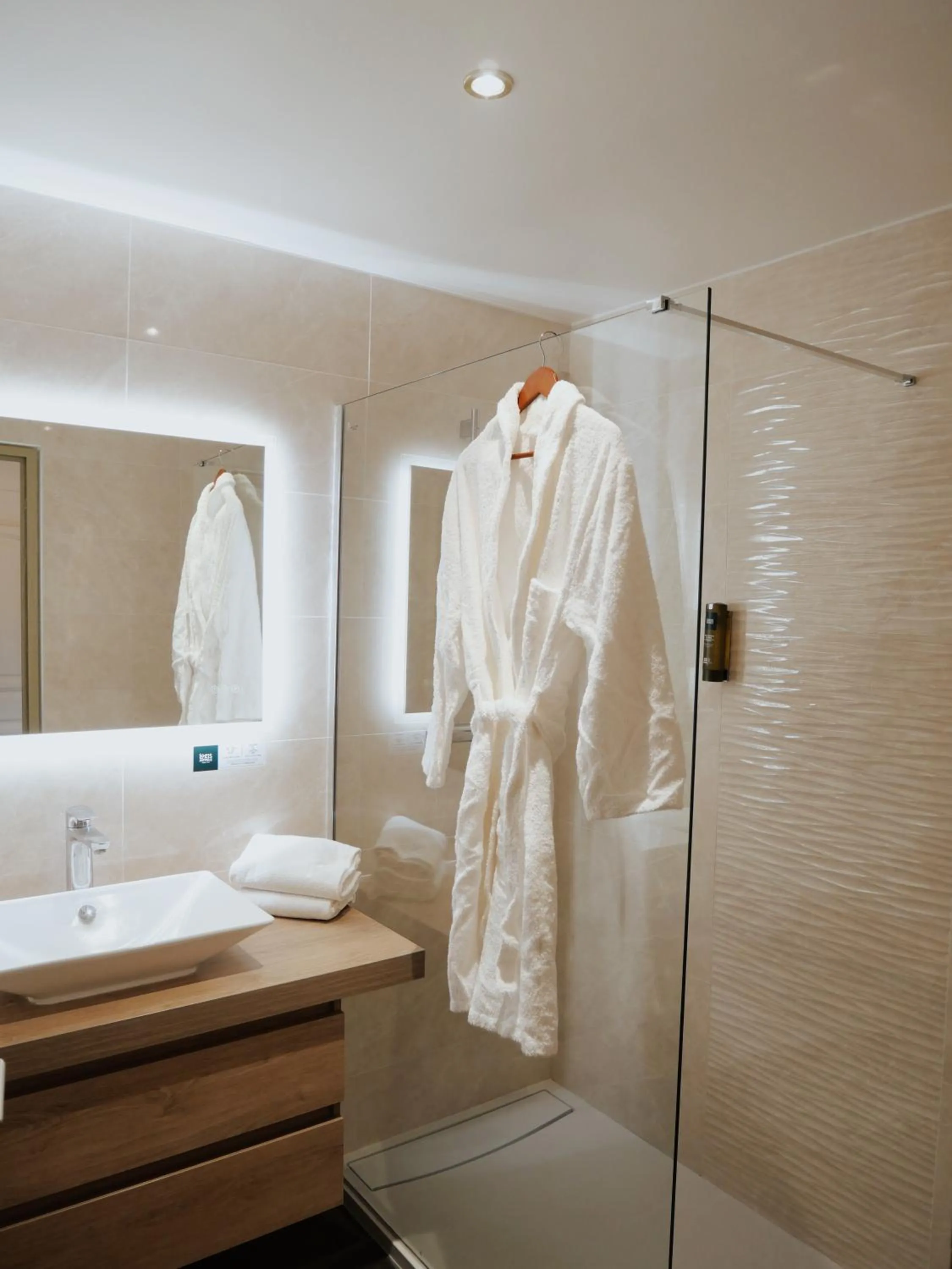 Bathroom in Logis Le Clos Deauville Saint Gatien