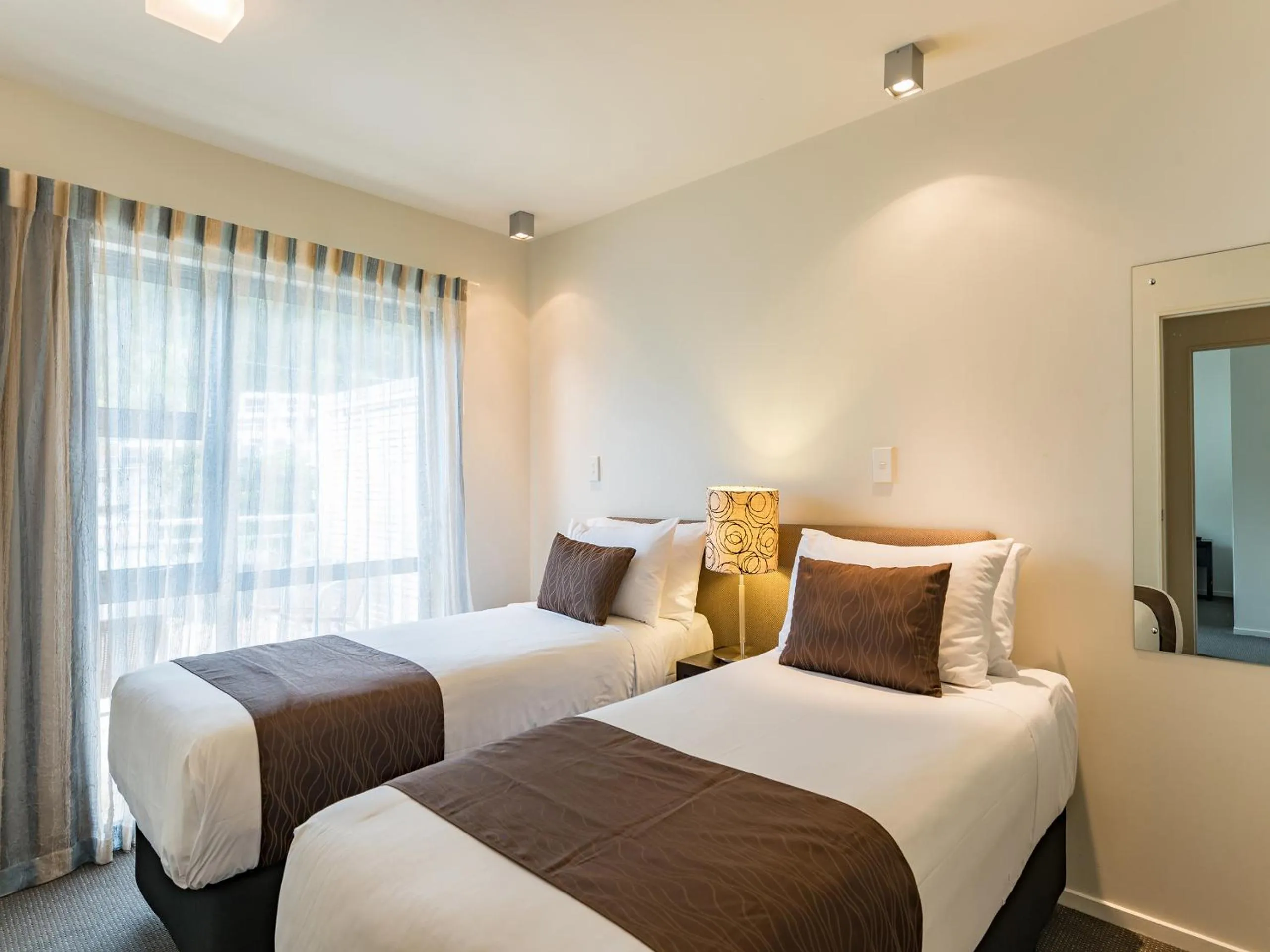 Garden view, Bed in Sea Spray Suites