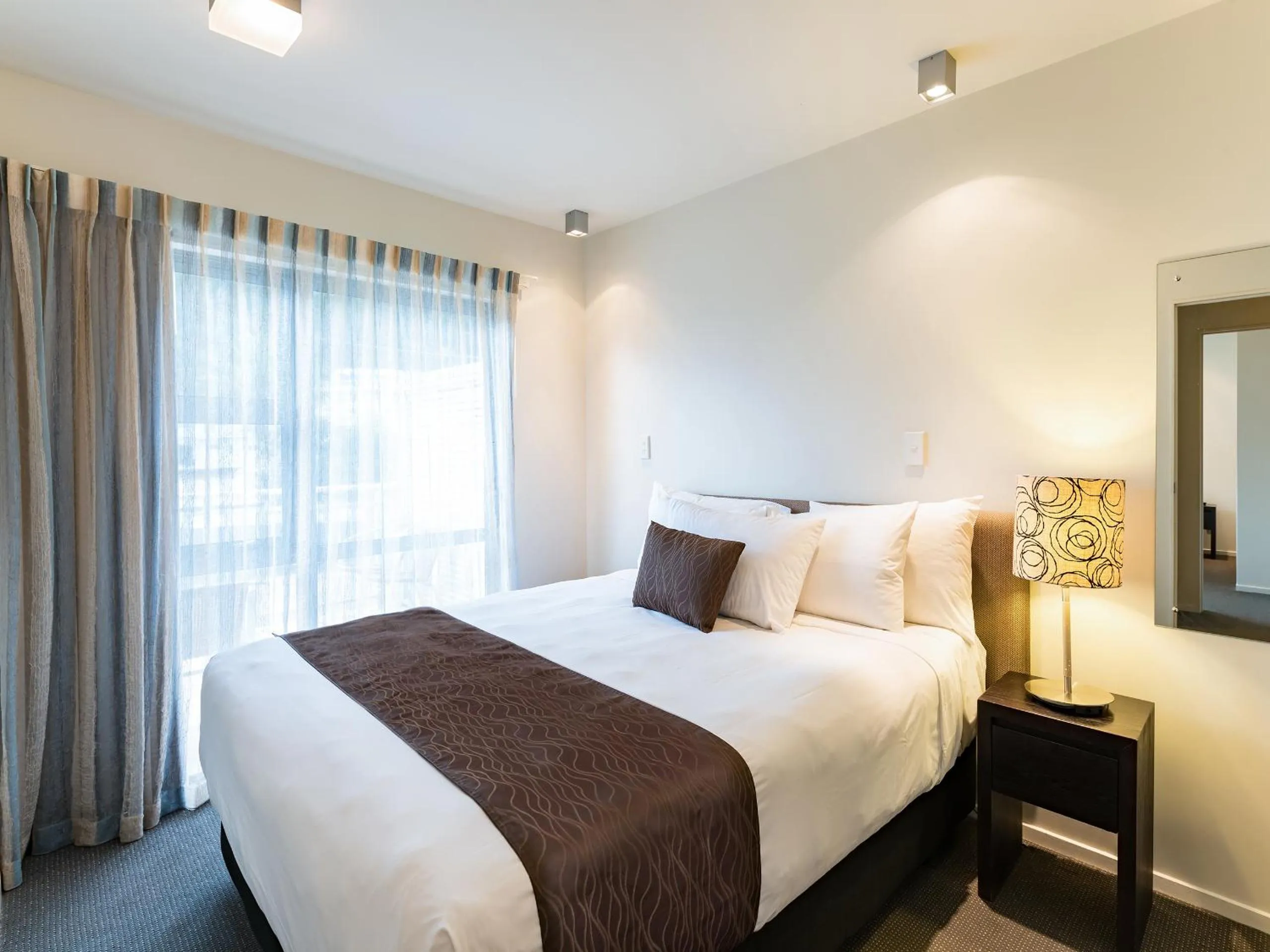 Garden view, Bed in Sea Spray Suites