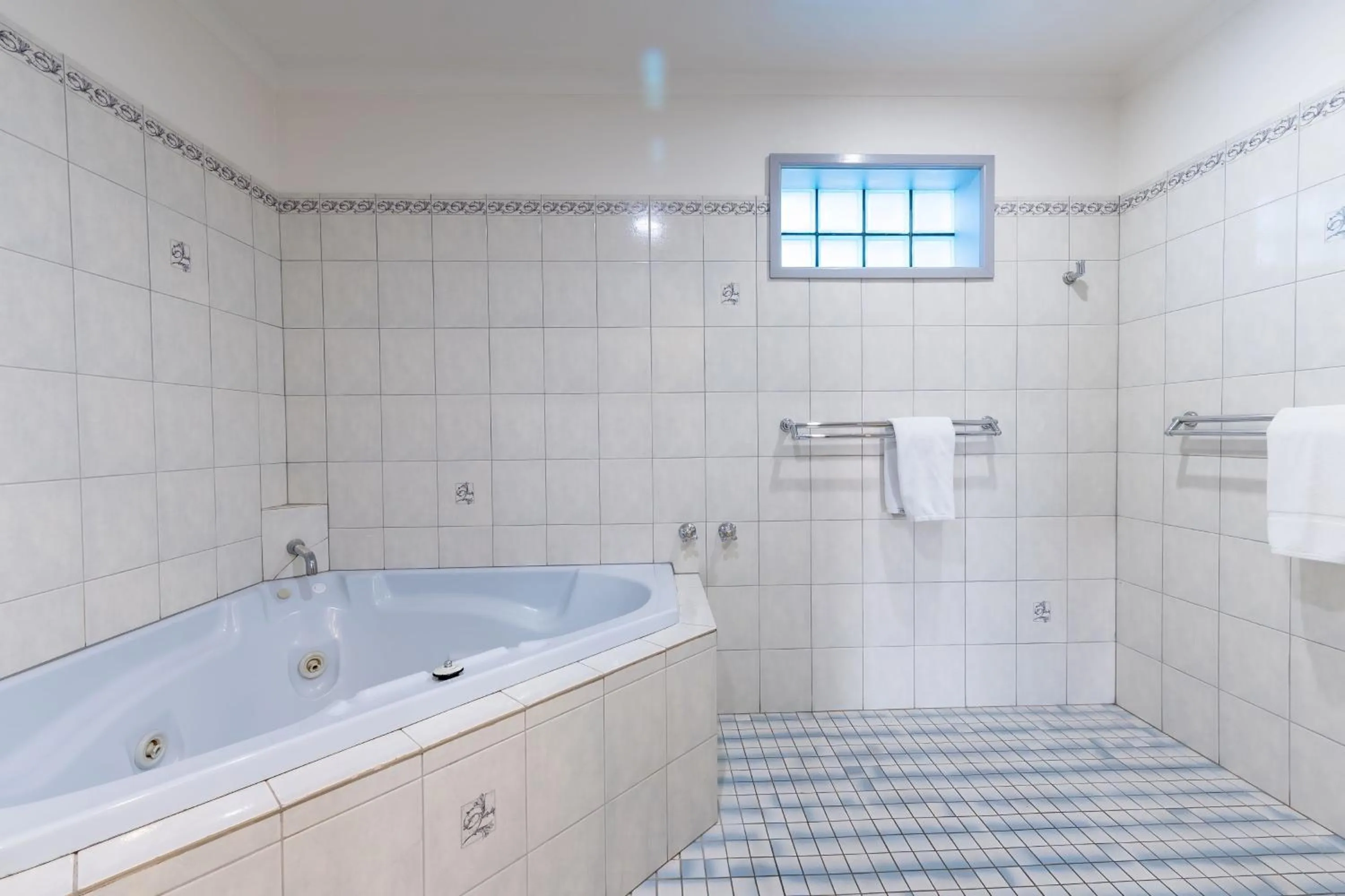 Hot Tub in Olde Tudor Hotel