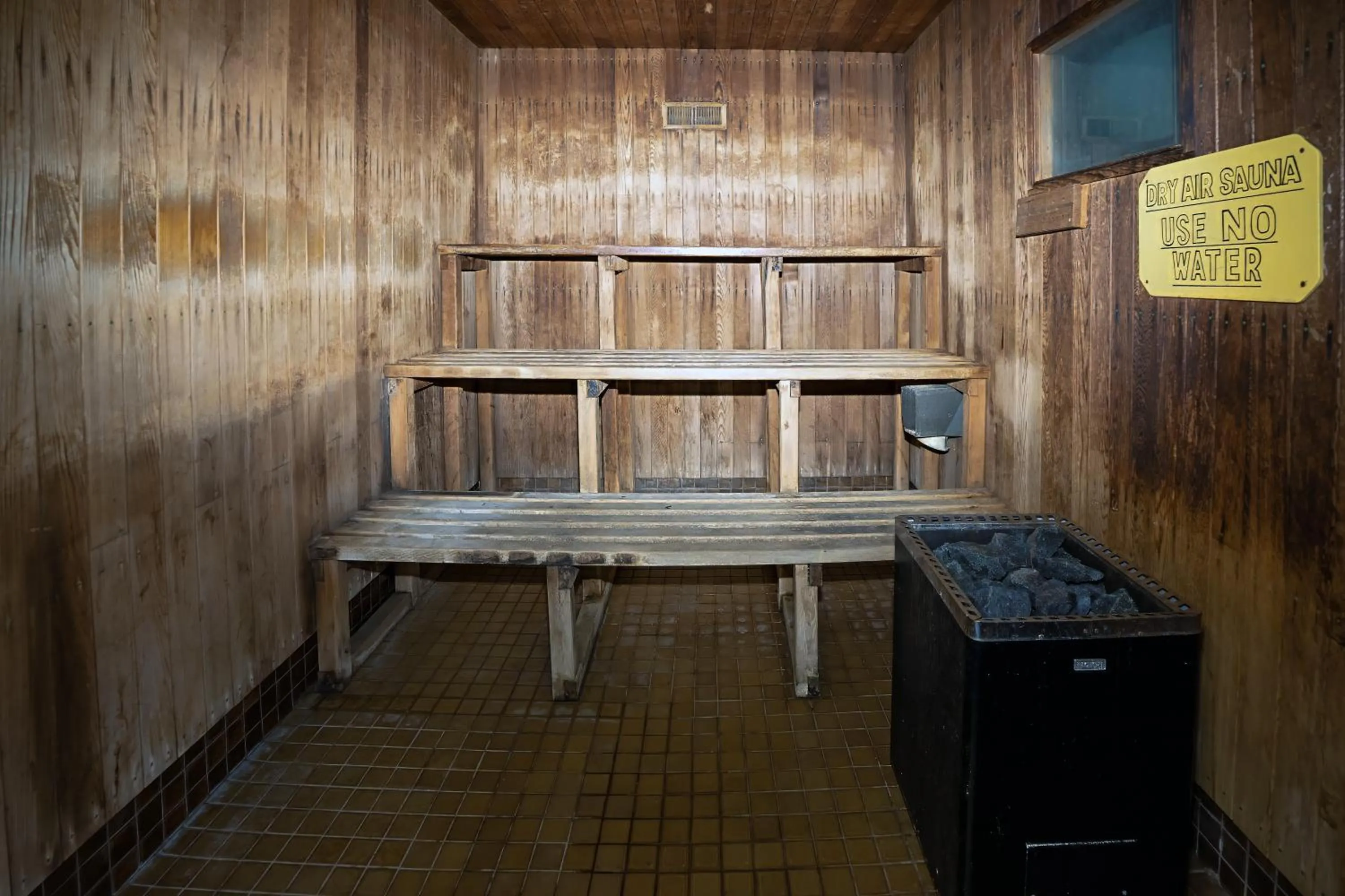 Sauna in Olde Tudor Hotel