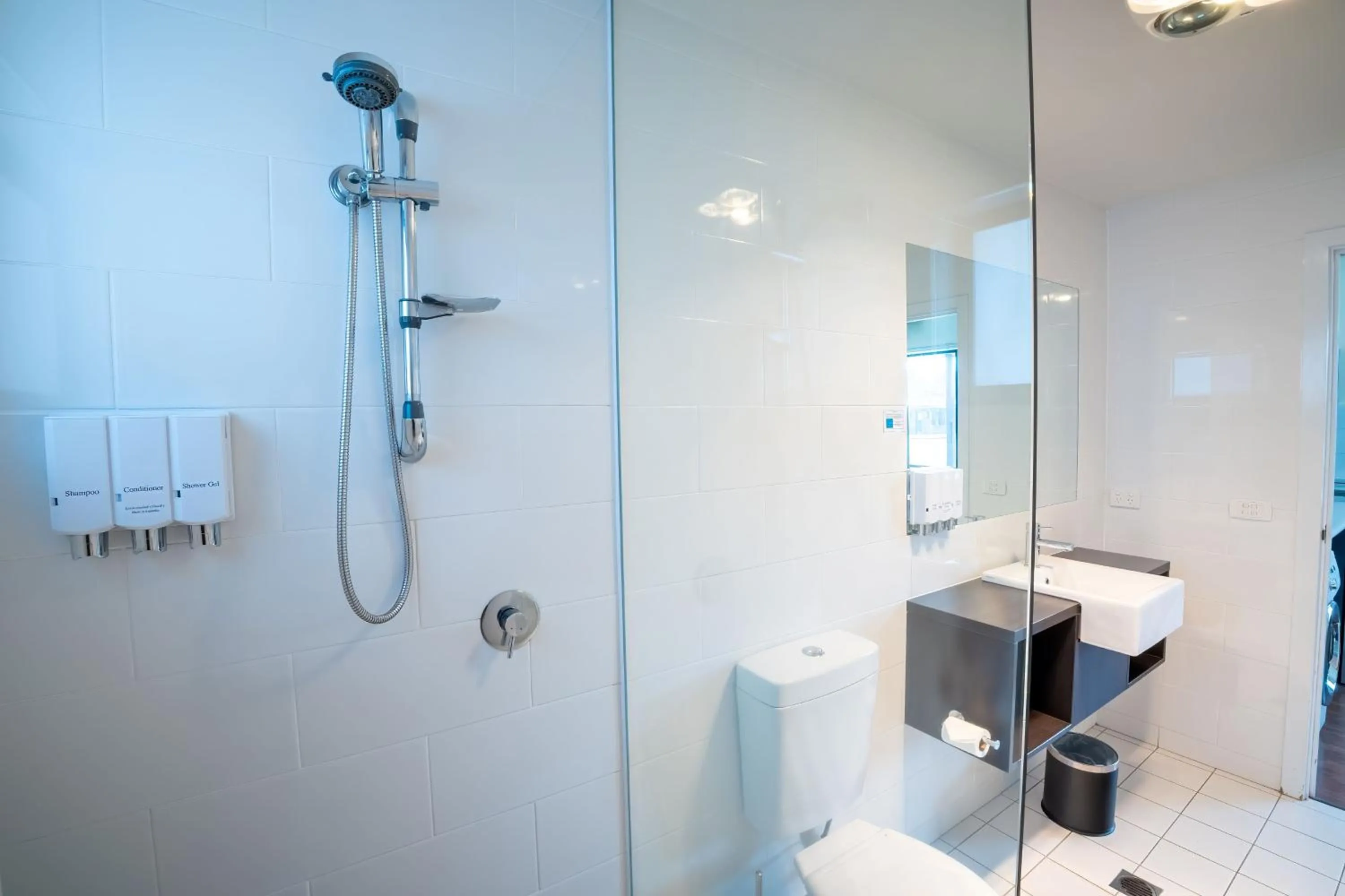 Shower in Olde Tudor Hotel