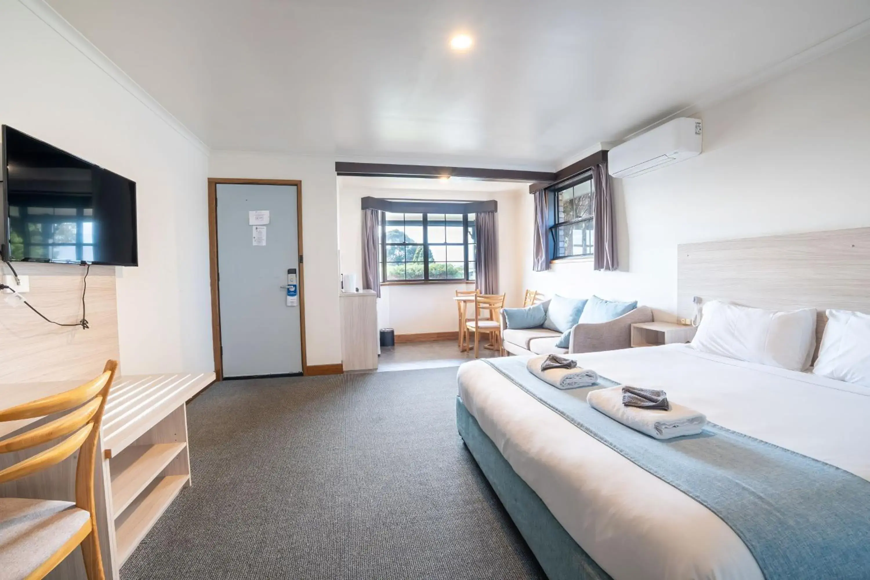 Superior King Spa Suite in Olde Tudor Hotel Superior King Spa Suite in Olde Tudor Hotel