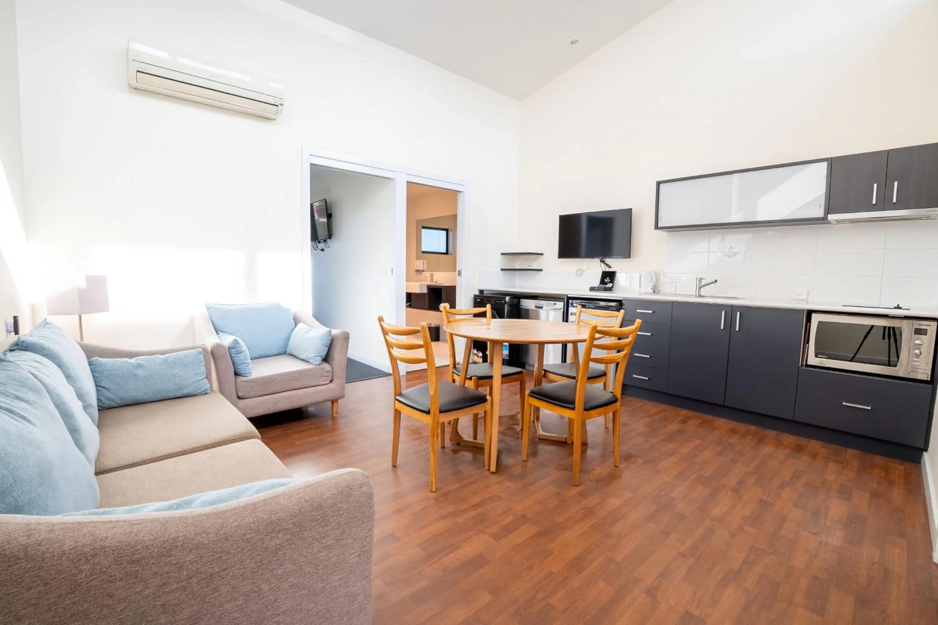 Communal lounge/ TV room in Olde Tudor Hotel