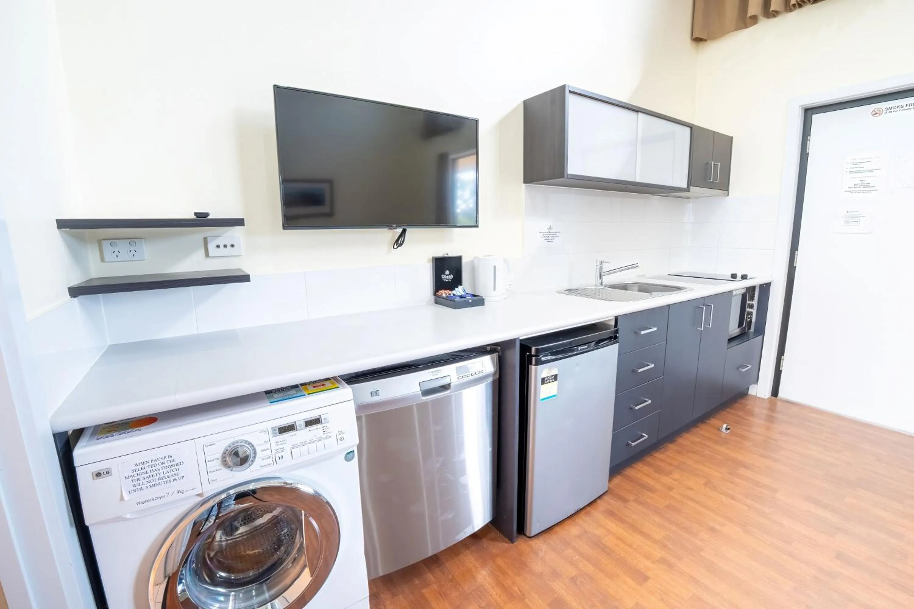 Kitchen or kitchenette in Olde Tudor Hotel