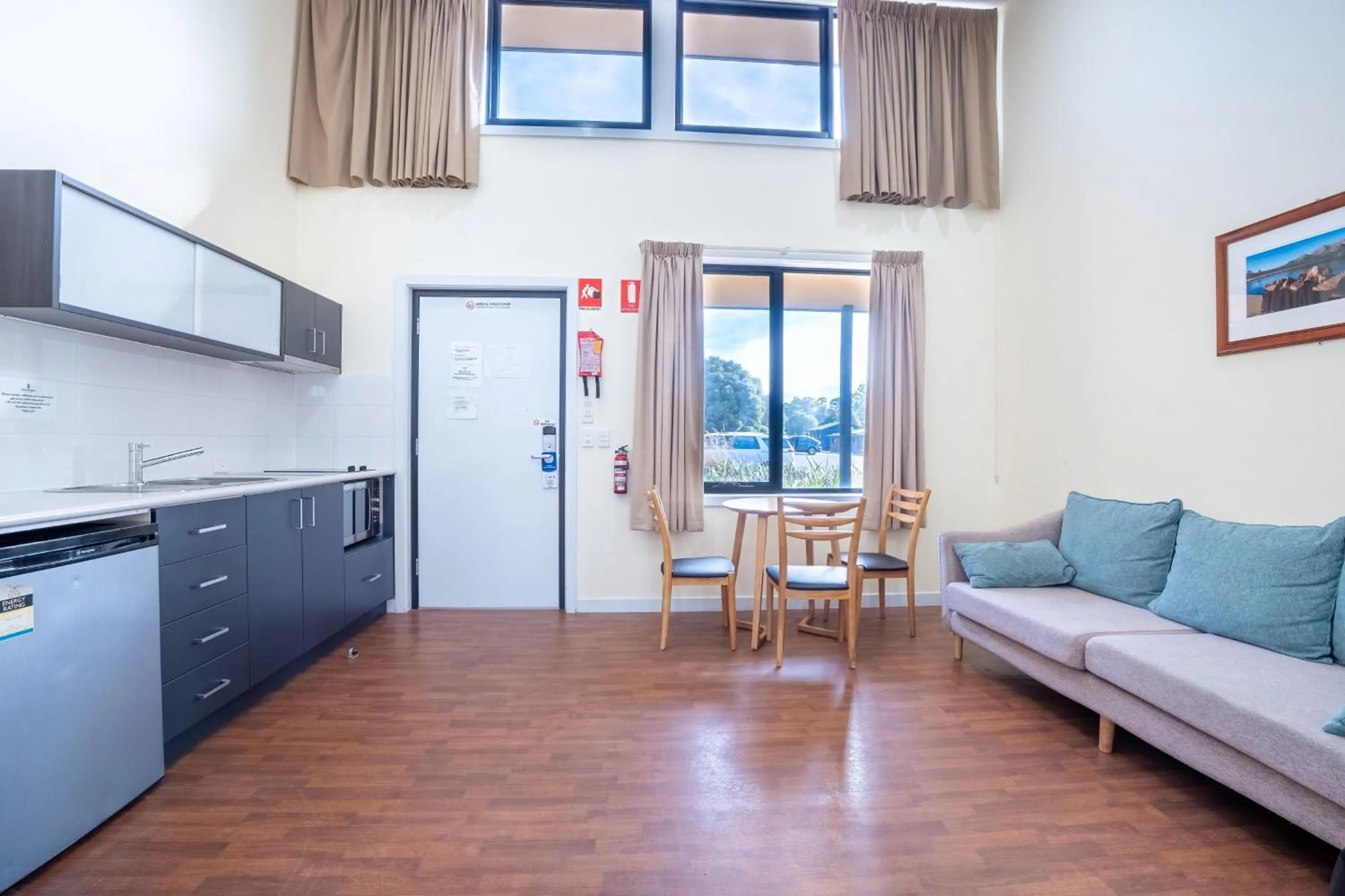 Kitchen or kitchenette in Olde Tudor Hotel
