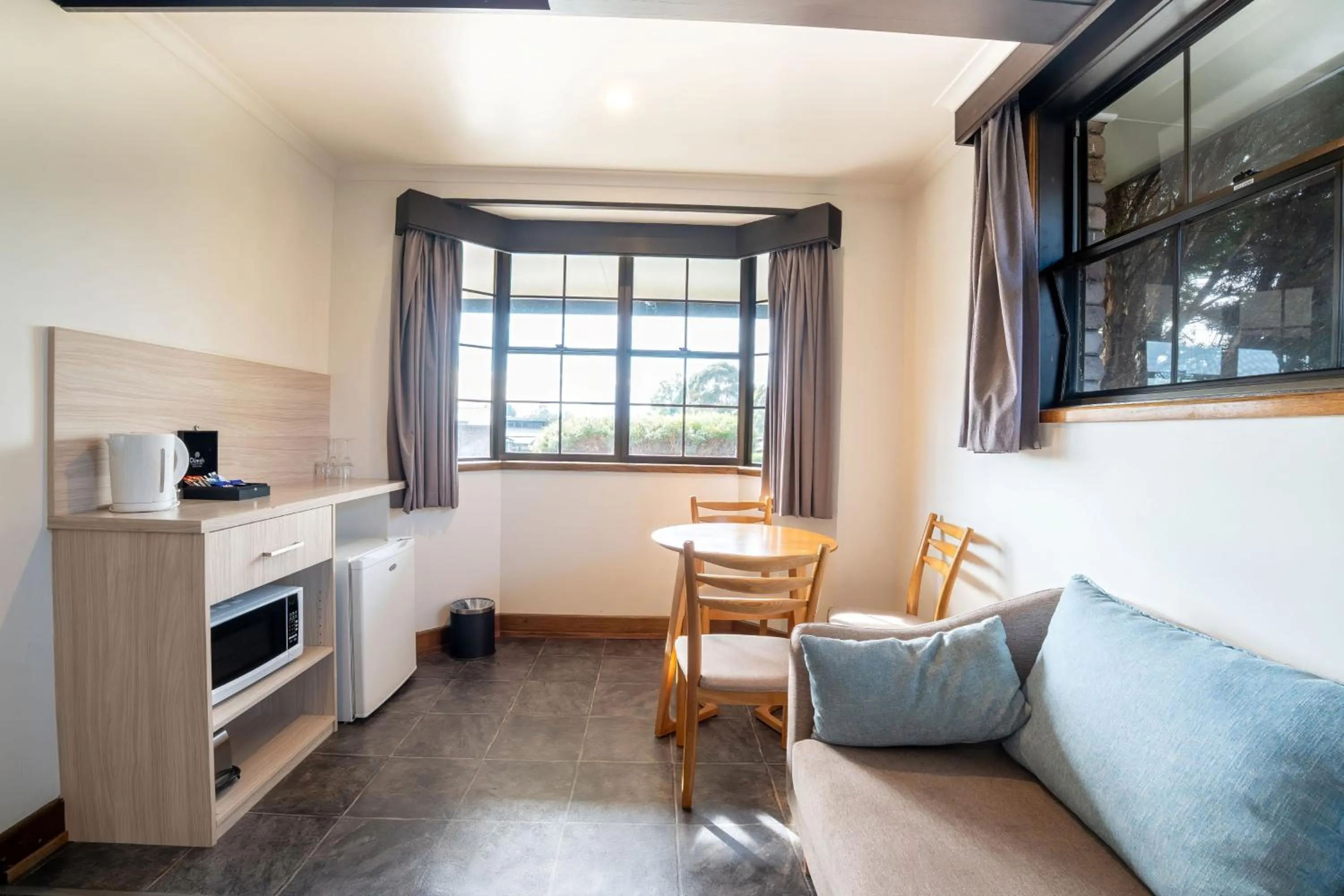 Kitchen or kitchenette in Olde Tudor Hotel