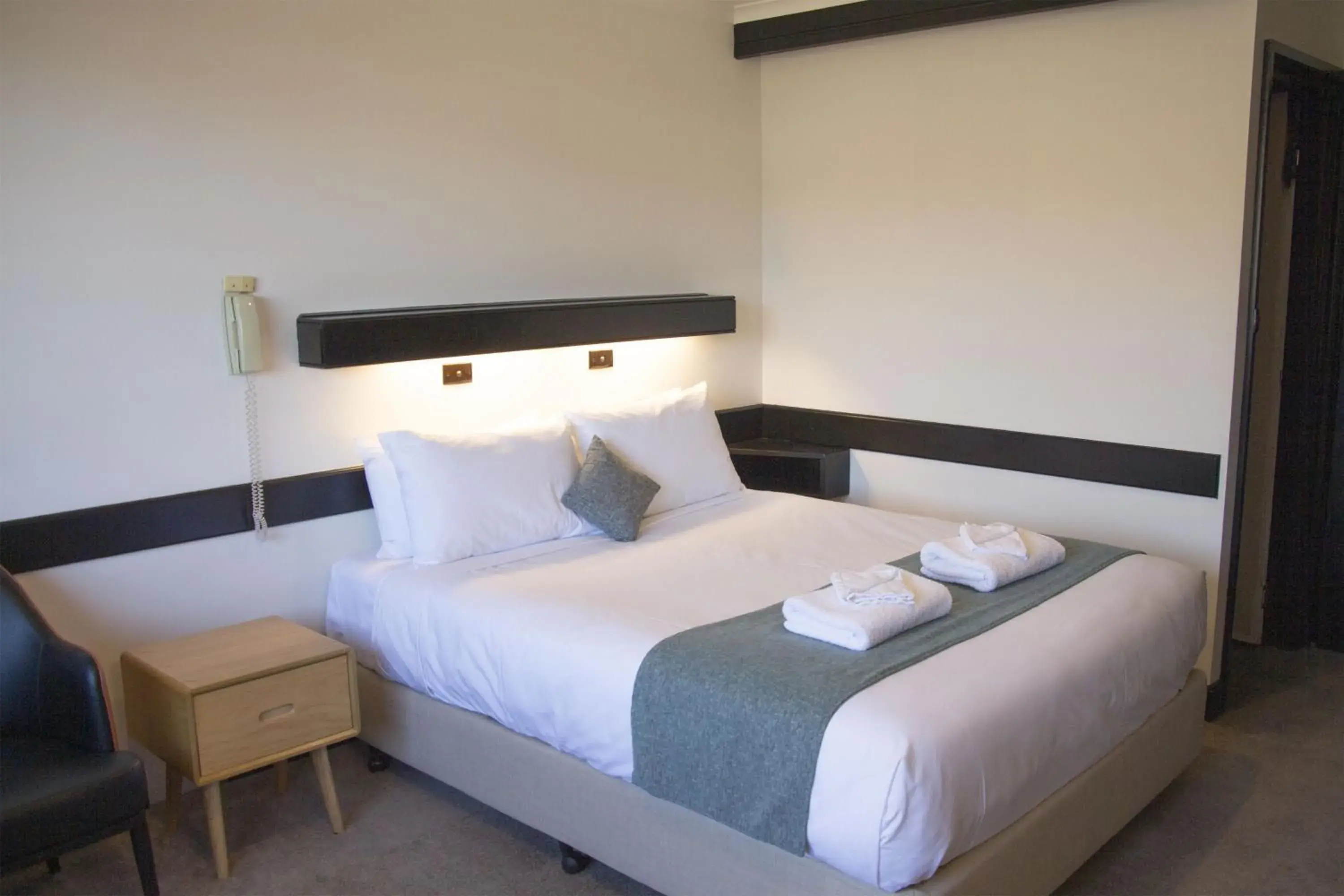 Queen Room in Olde Tudor Hotel Queen Room in Olde Tudor Hotel