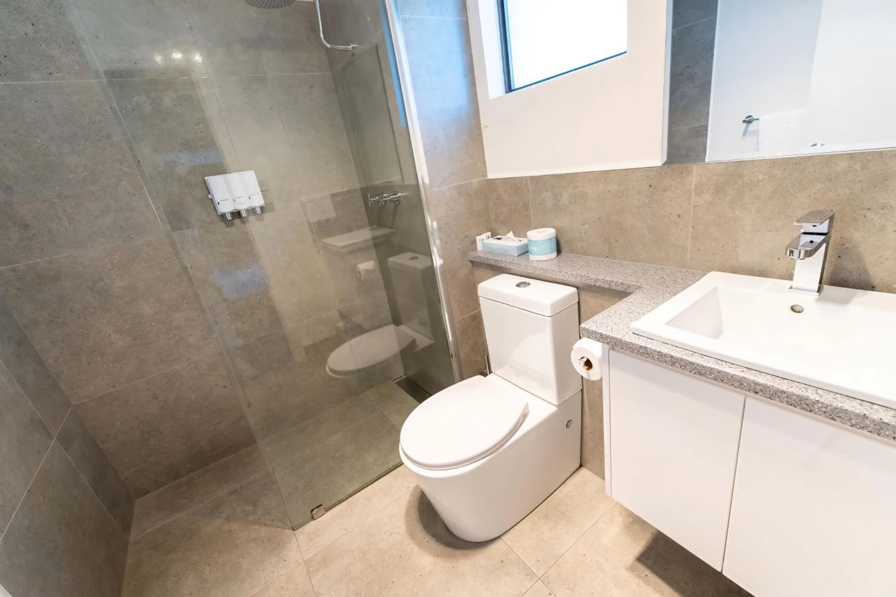 Shower in Olde Tudor Hotel