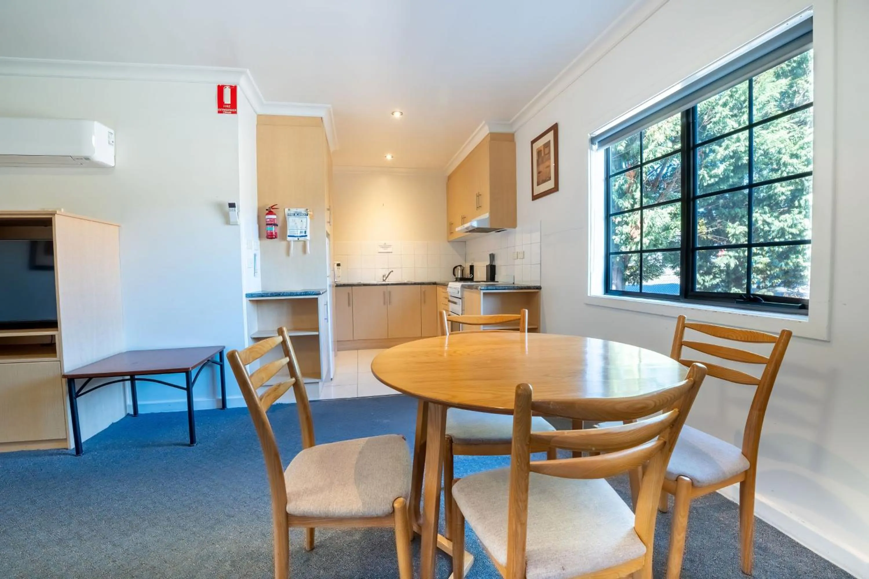 Kitchen or kitchenette in Olde Tudor Hotel