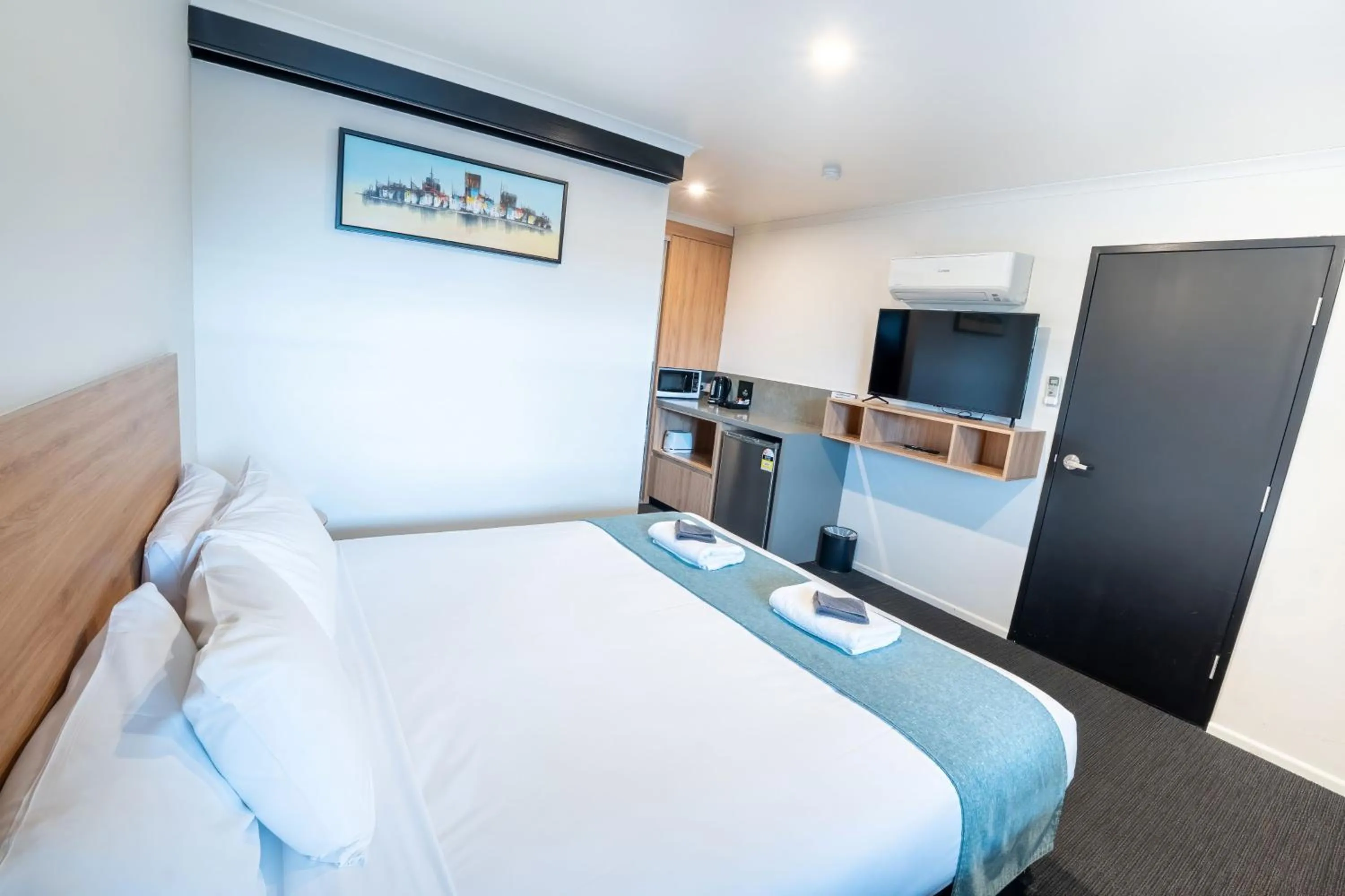 Communal lounge/ TV room, Bed in Olde Tudor Hotel