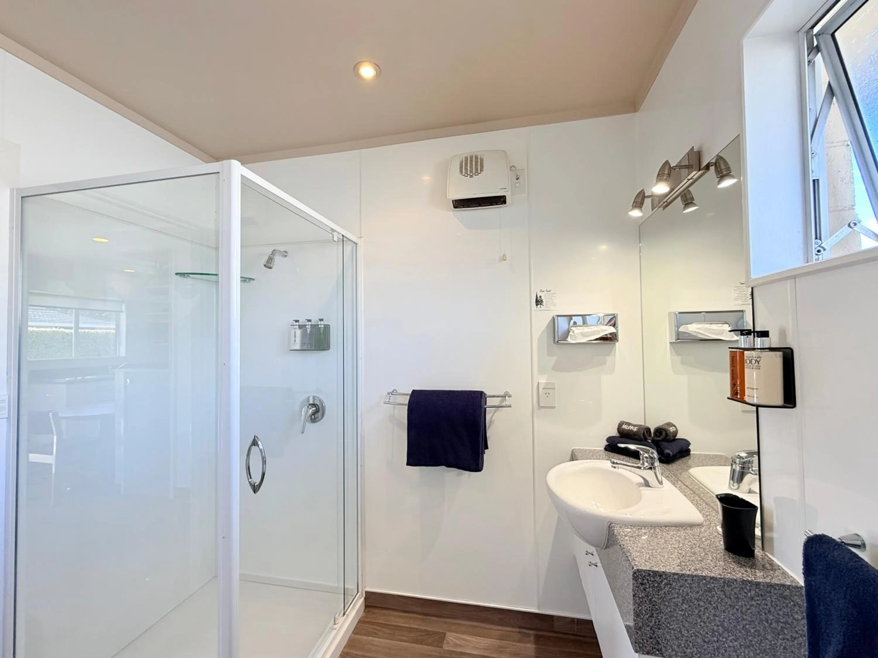 Shower in ASURE Fountain Resort Motel