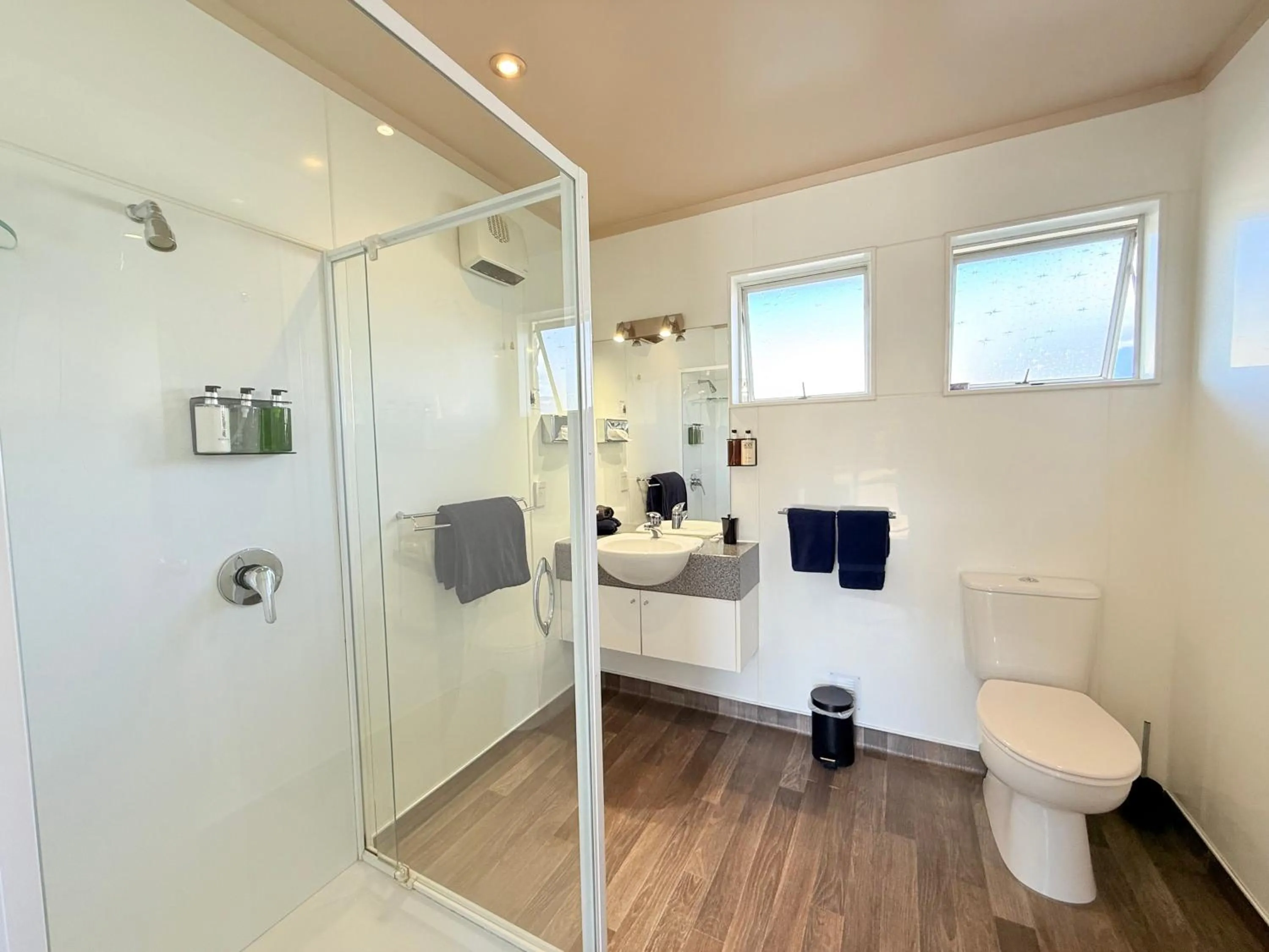 Shower in ASURE Fountain Resort Motel