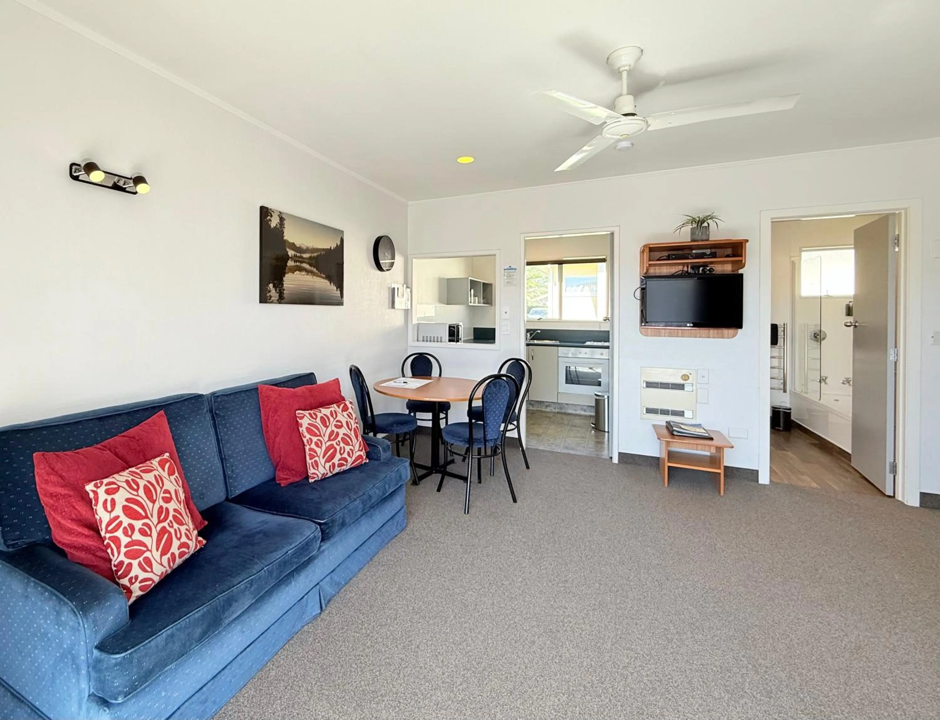 TV and multimedia in ASURE Fountain Resort Motel