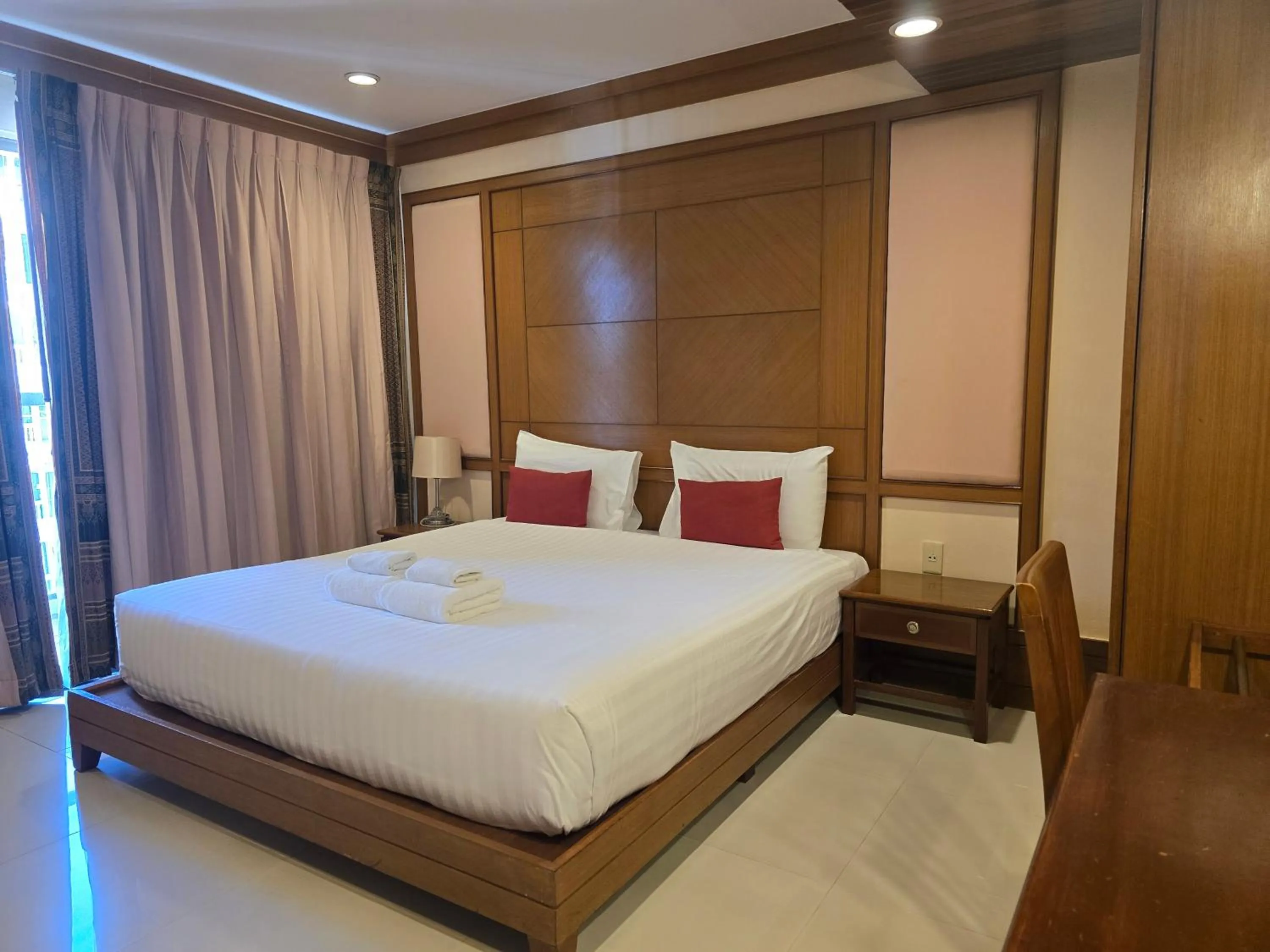 Bedroom, Bed in Mike Beach Resort