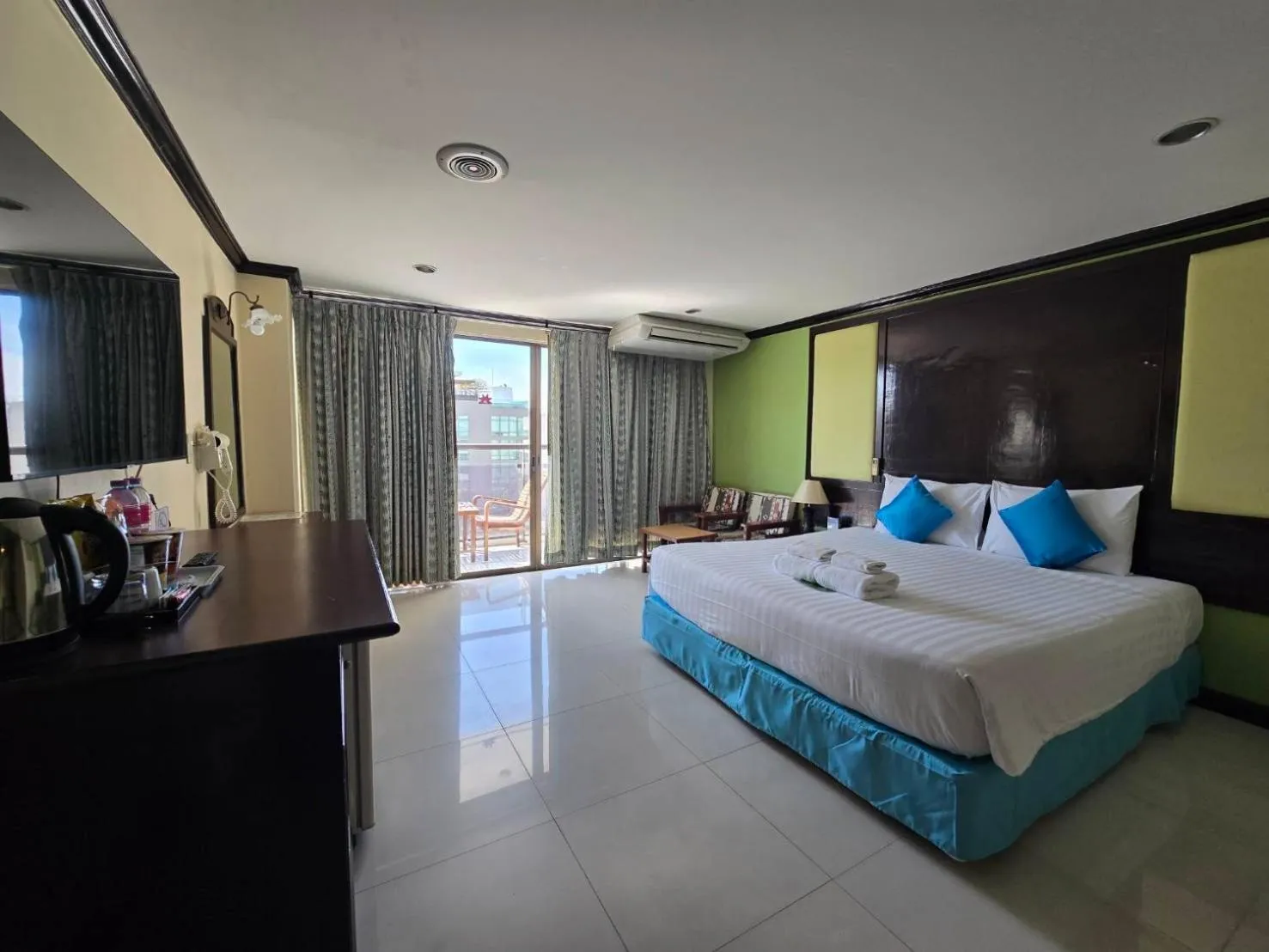 Bedroom, Bed in Mike Beach Resort