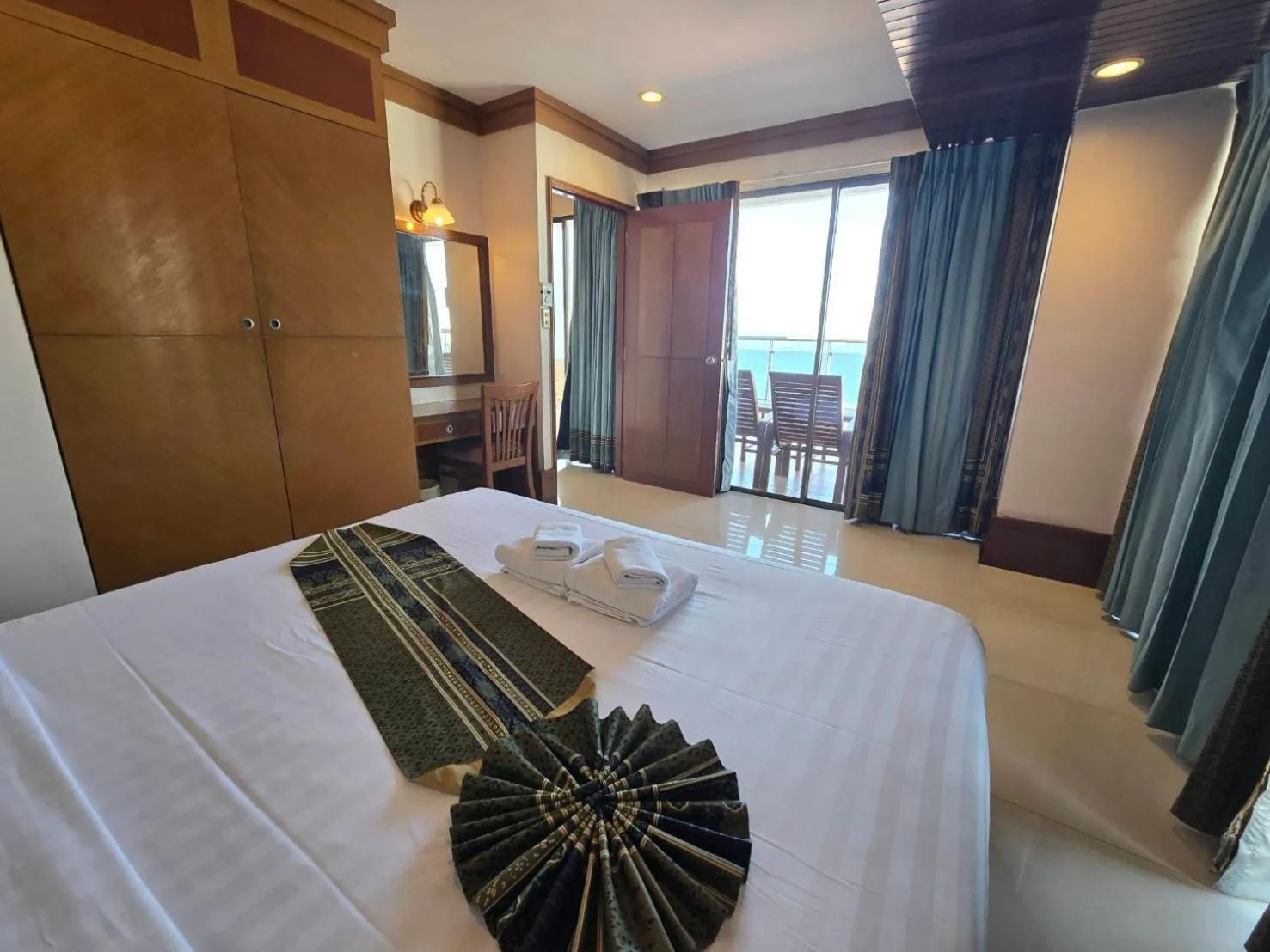 Bedroom, Bed in Mike Beach Resort