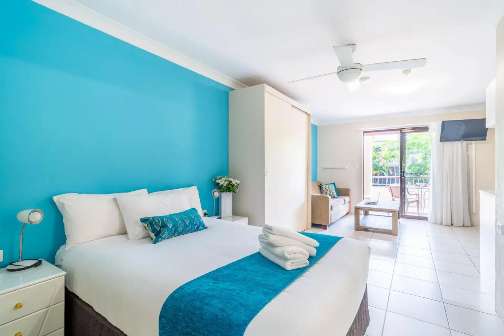 Standard Twin Room with Balcony in Byron Bayside Central Studio Apartments Standard Twin Room with Balcony in Byron Bayside Central Studio Apartments