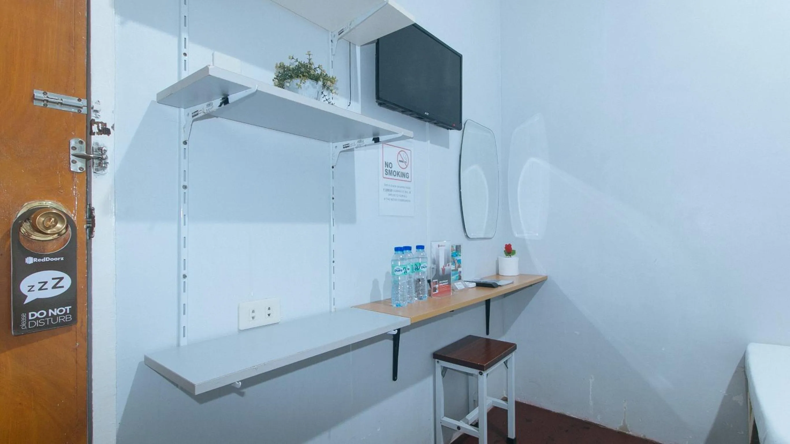 TV and multimedia in RedDoorz at Bunakidz Lodge El Nido Palawan